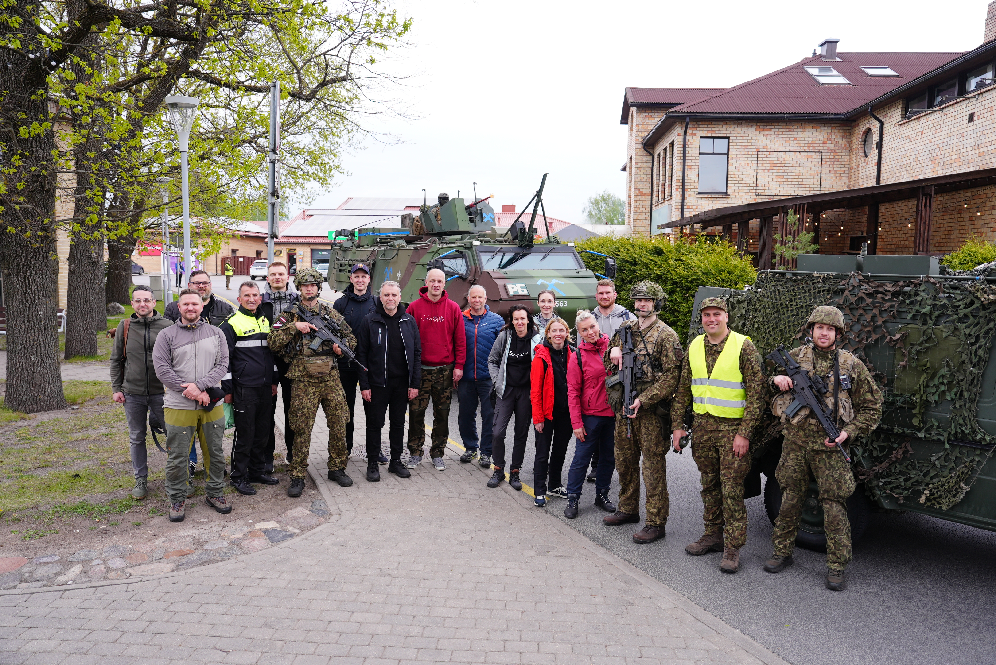militāro mācību dalībnieku kopbilde