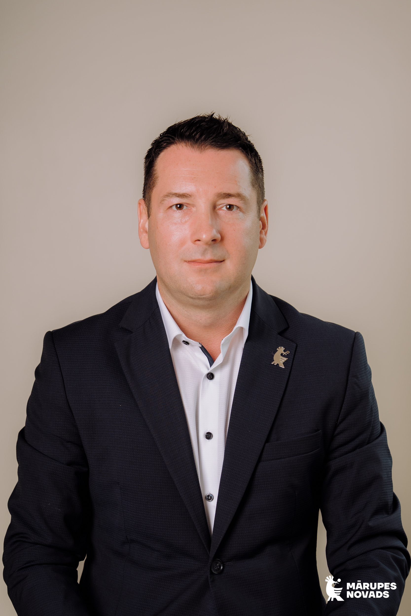 Vīrieša portrets uz gaiša fona