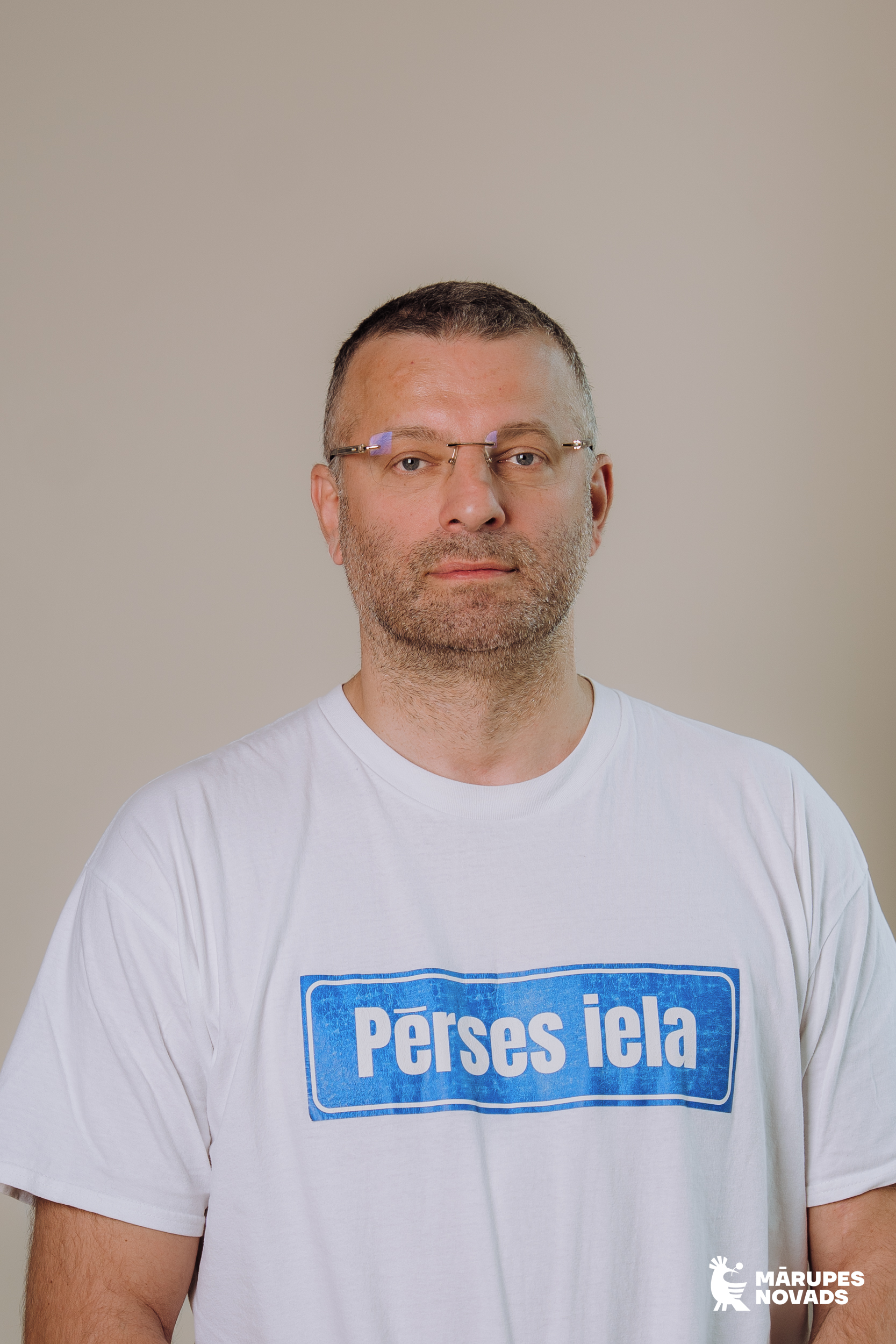 Vīrieša portrets uz gaiša fona