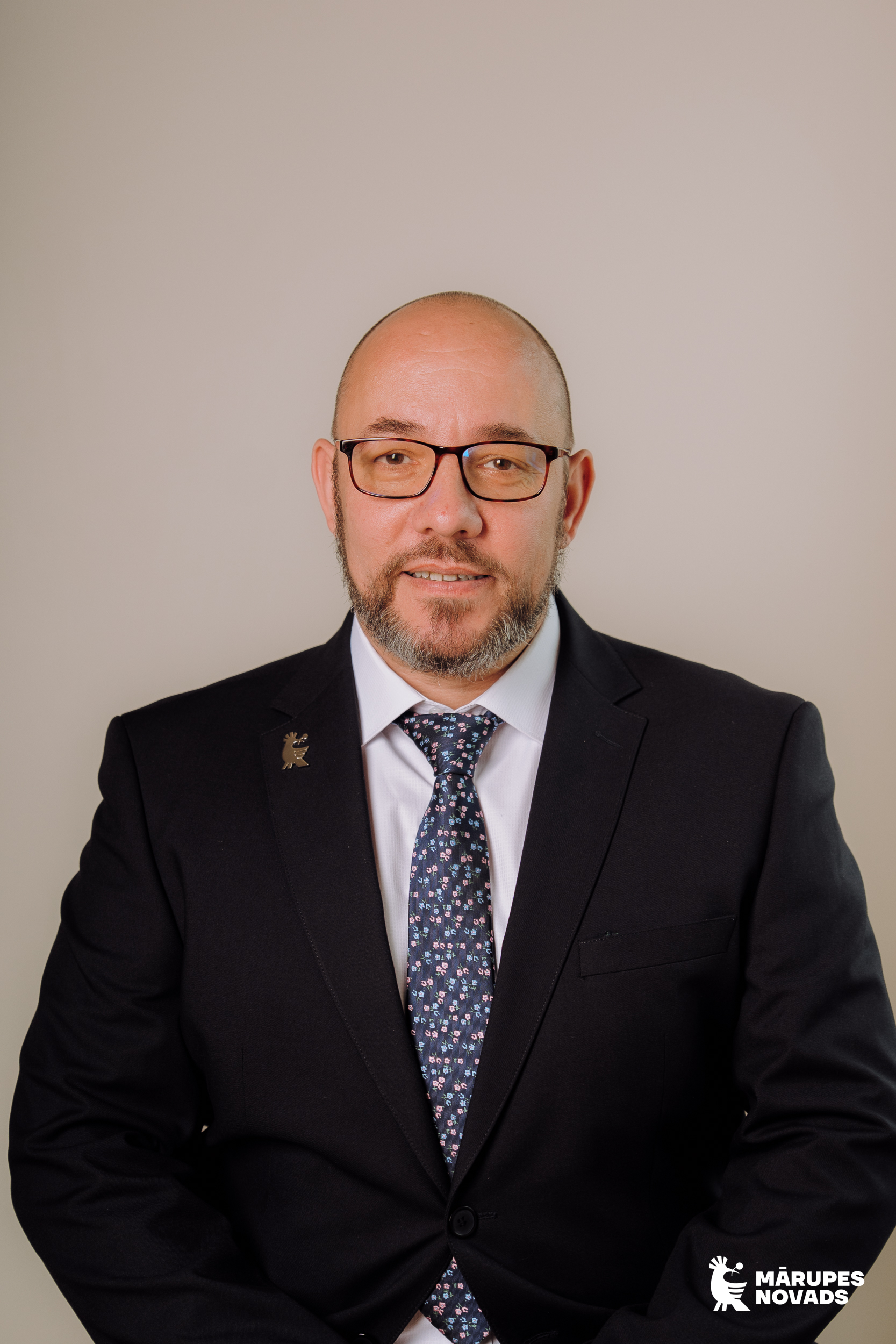 Vīrieša portrets uz gaiša fona