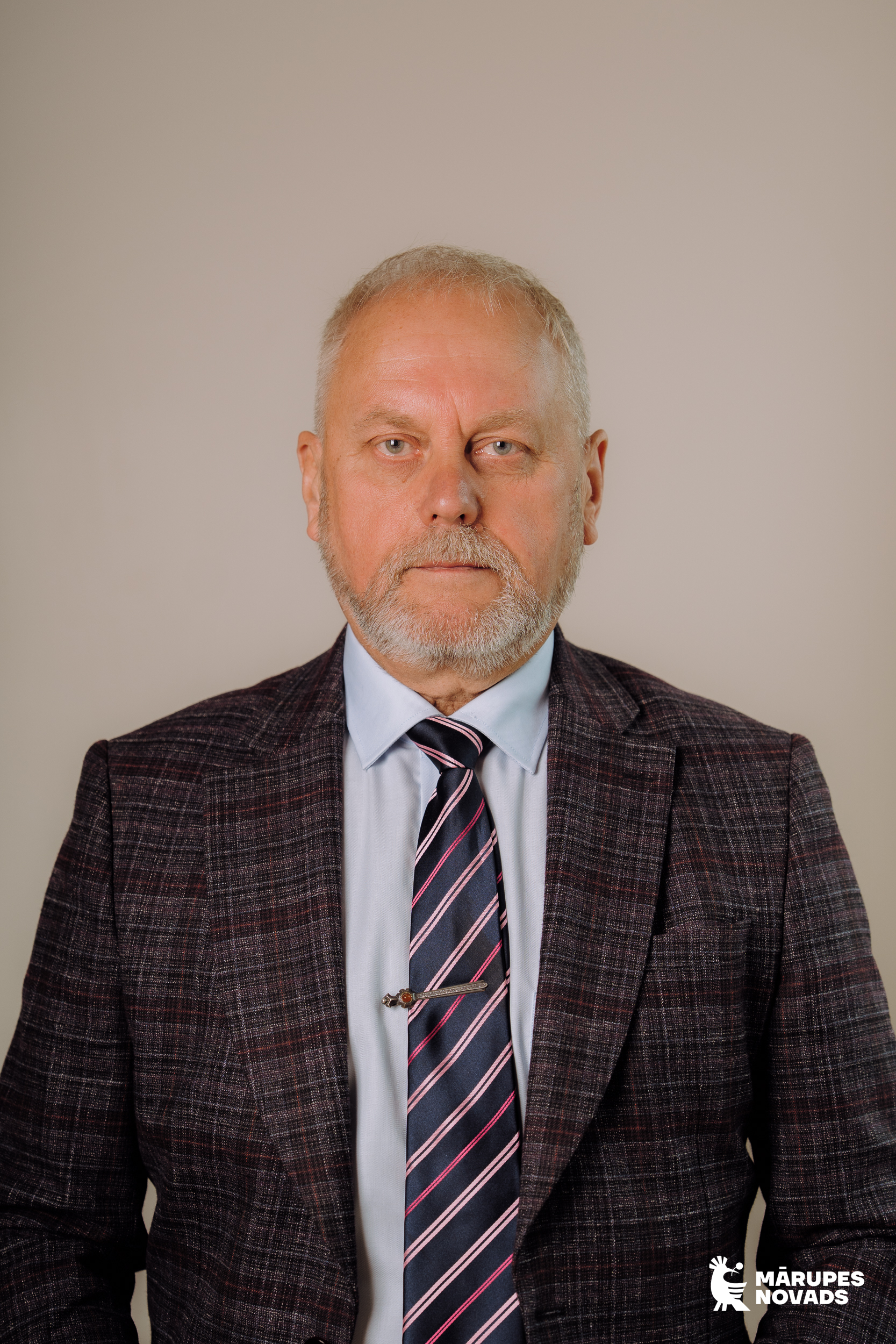 Vīrieša portrets uz gaiša fona