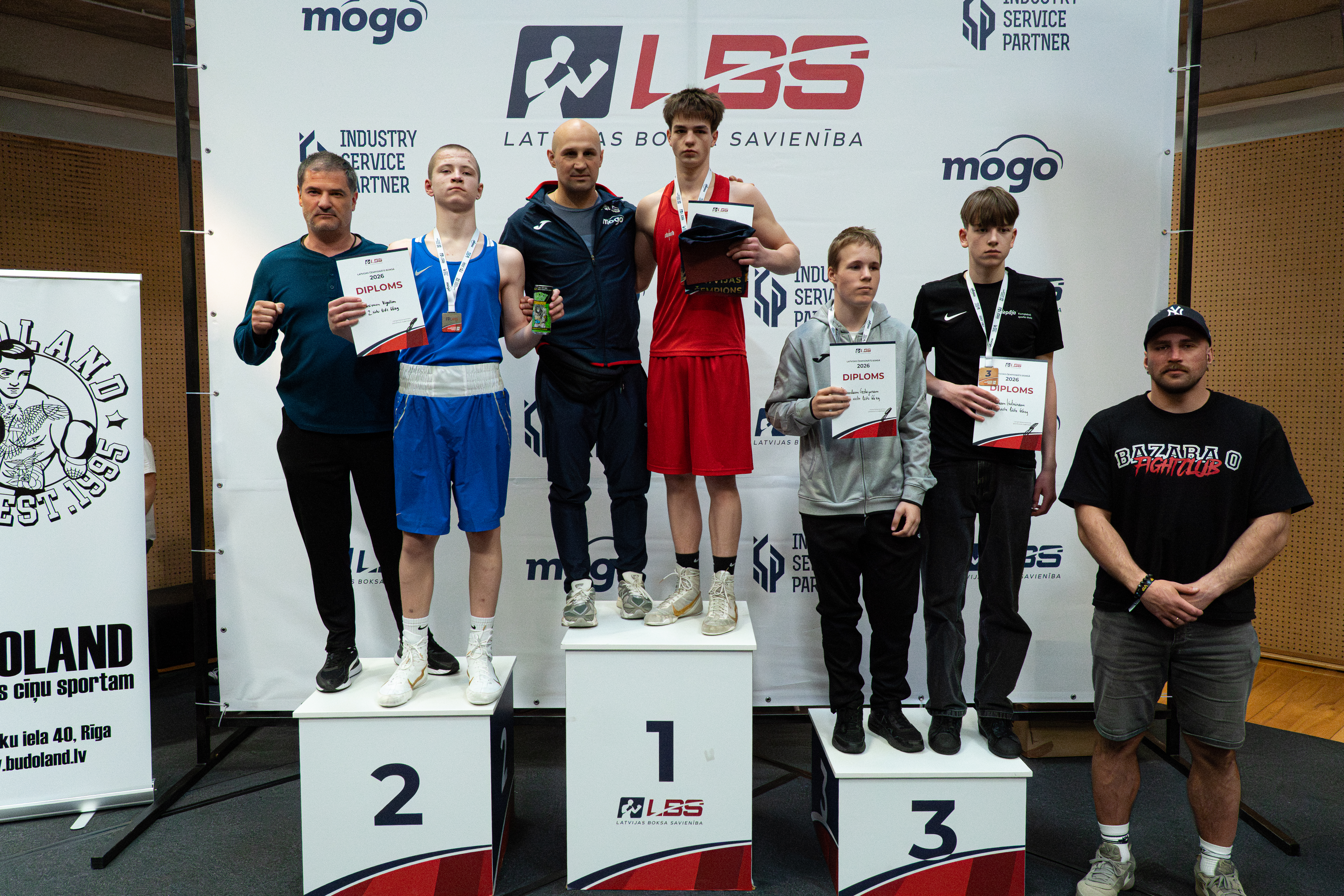 Sportisti pēc sacensībām uz pjedestāla