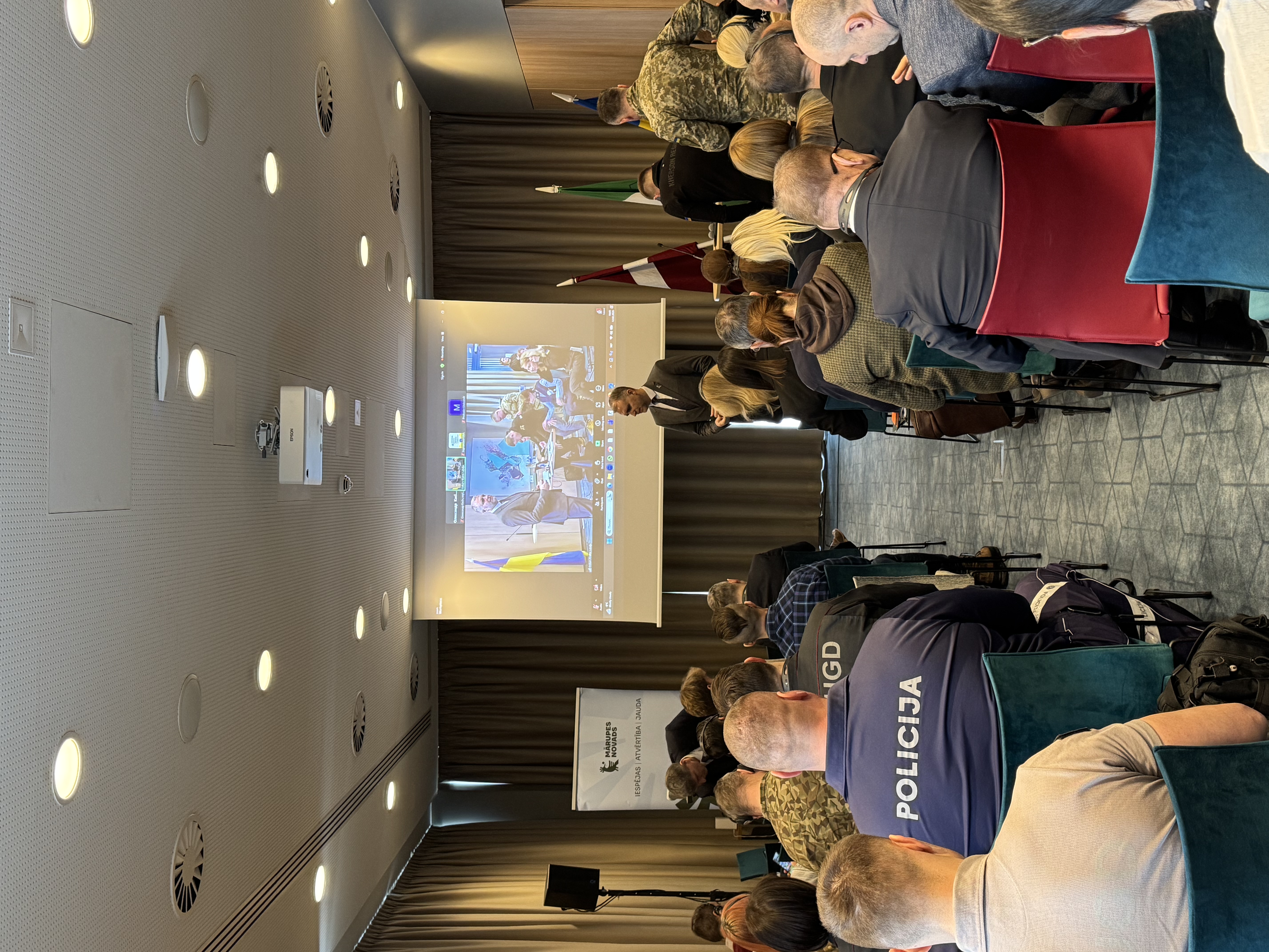 cilvēki semināra telpā