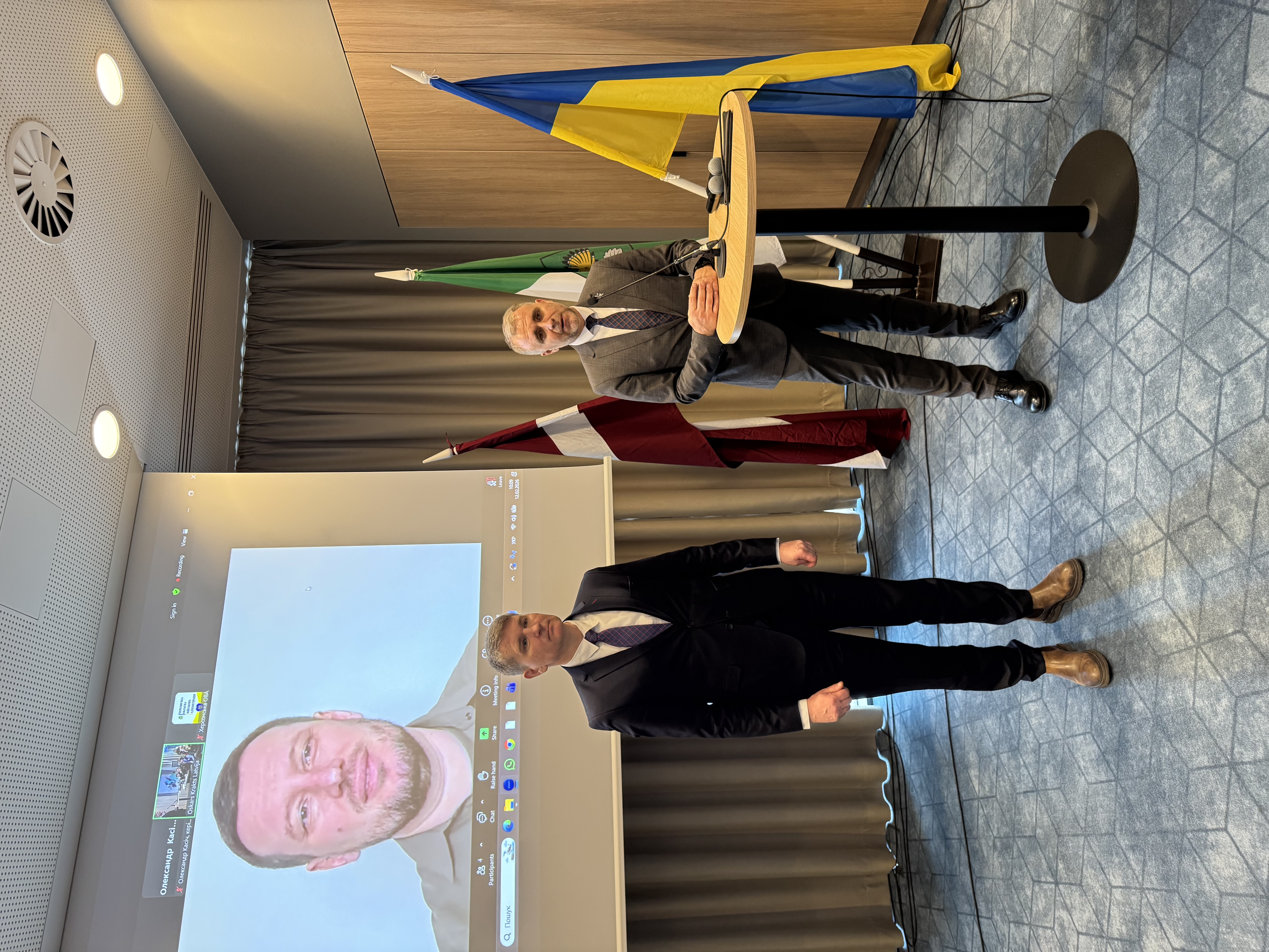 divi vīrieši pie runas kanceles