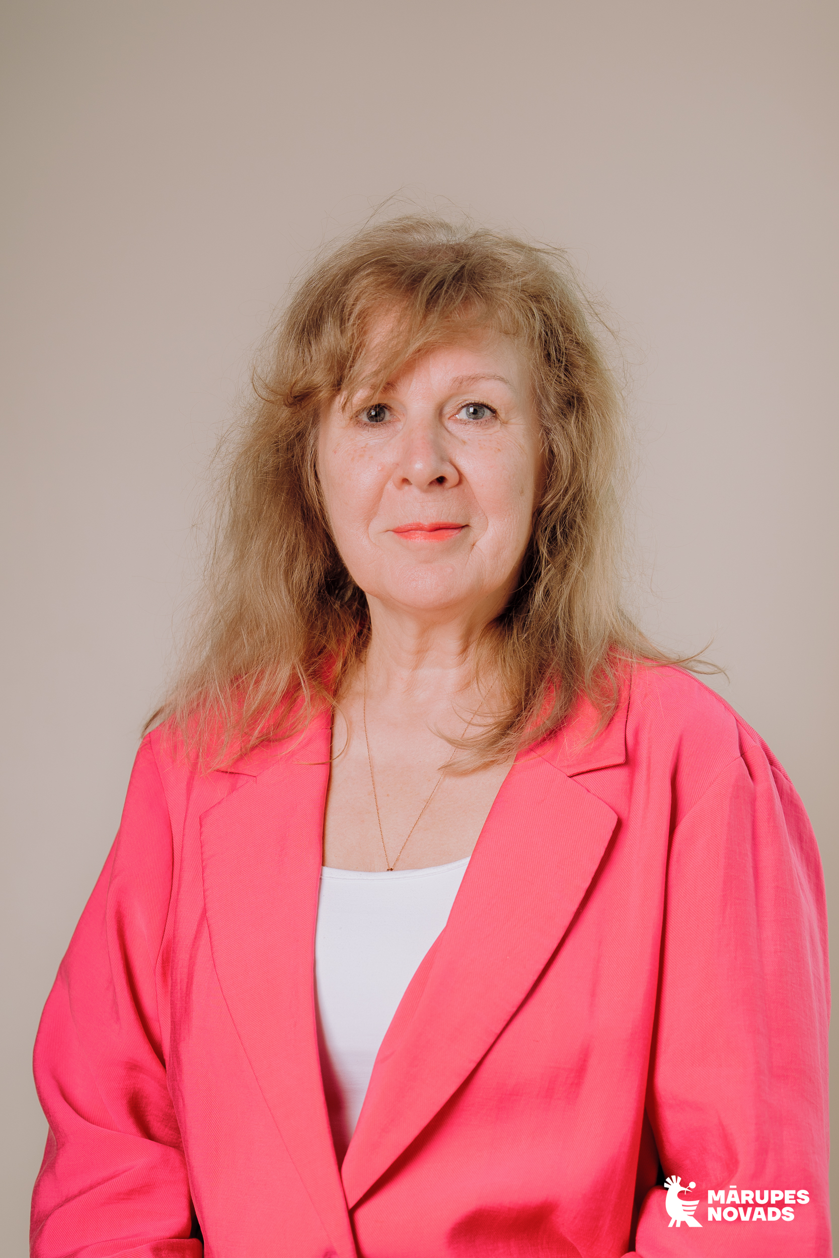 sievietes portrets uz gaiša fona