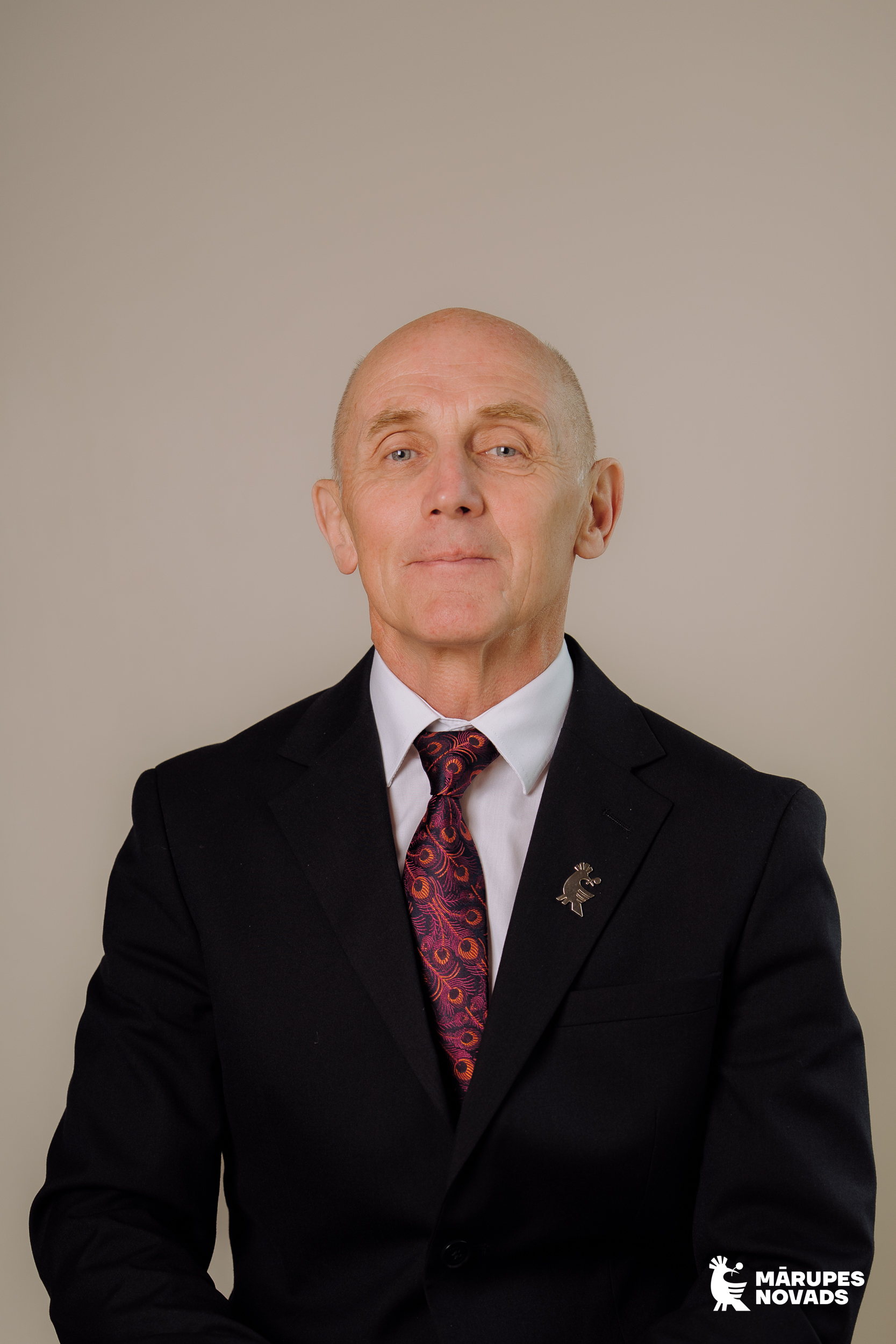 Vīrieša portrets uz gaiša fona