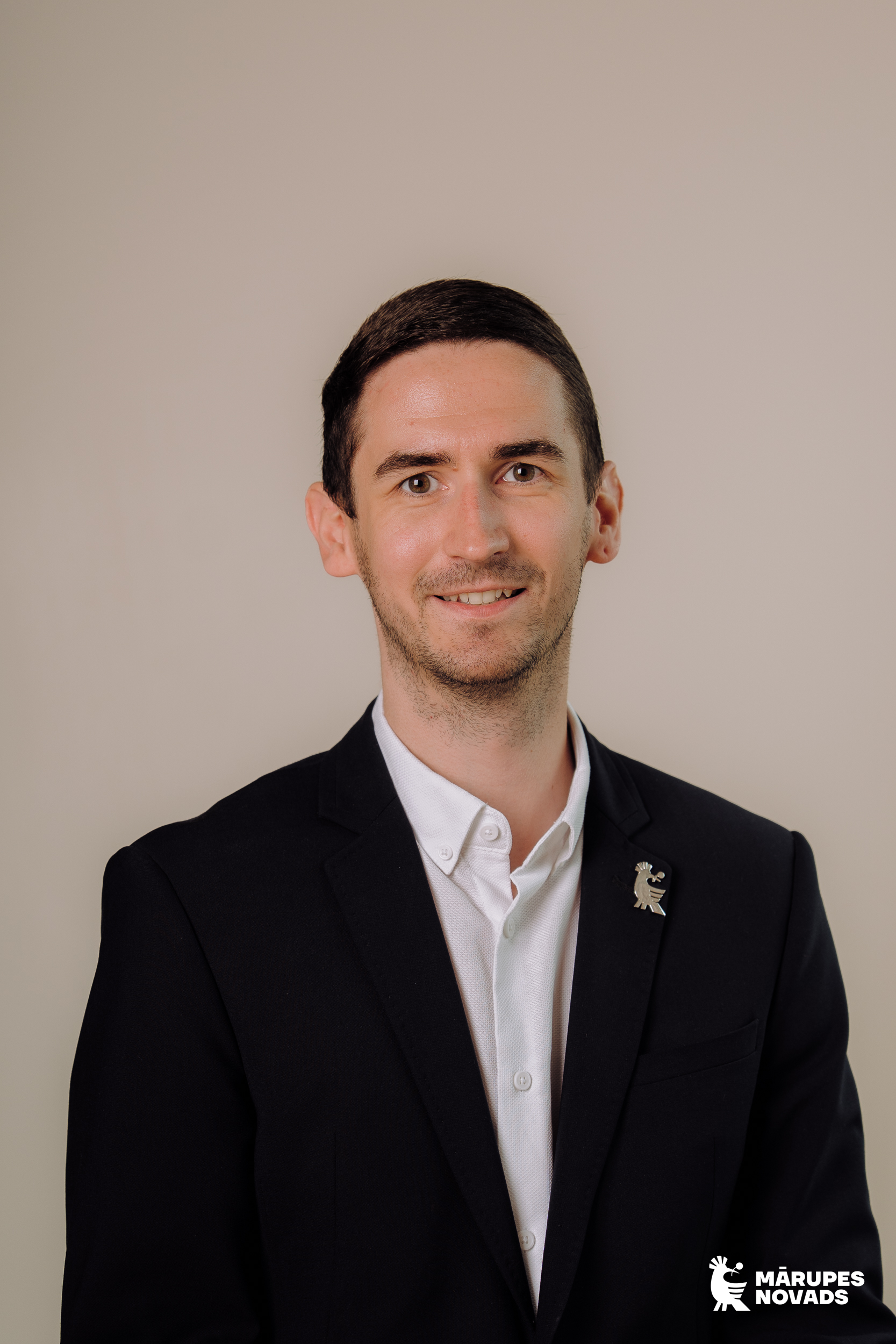 Vīrieša portrets uz gaiša fona