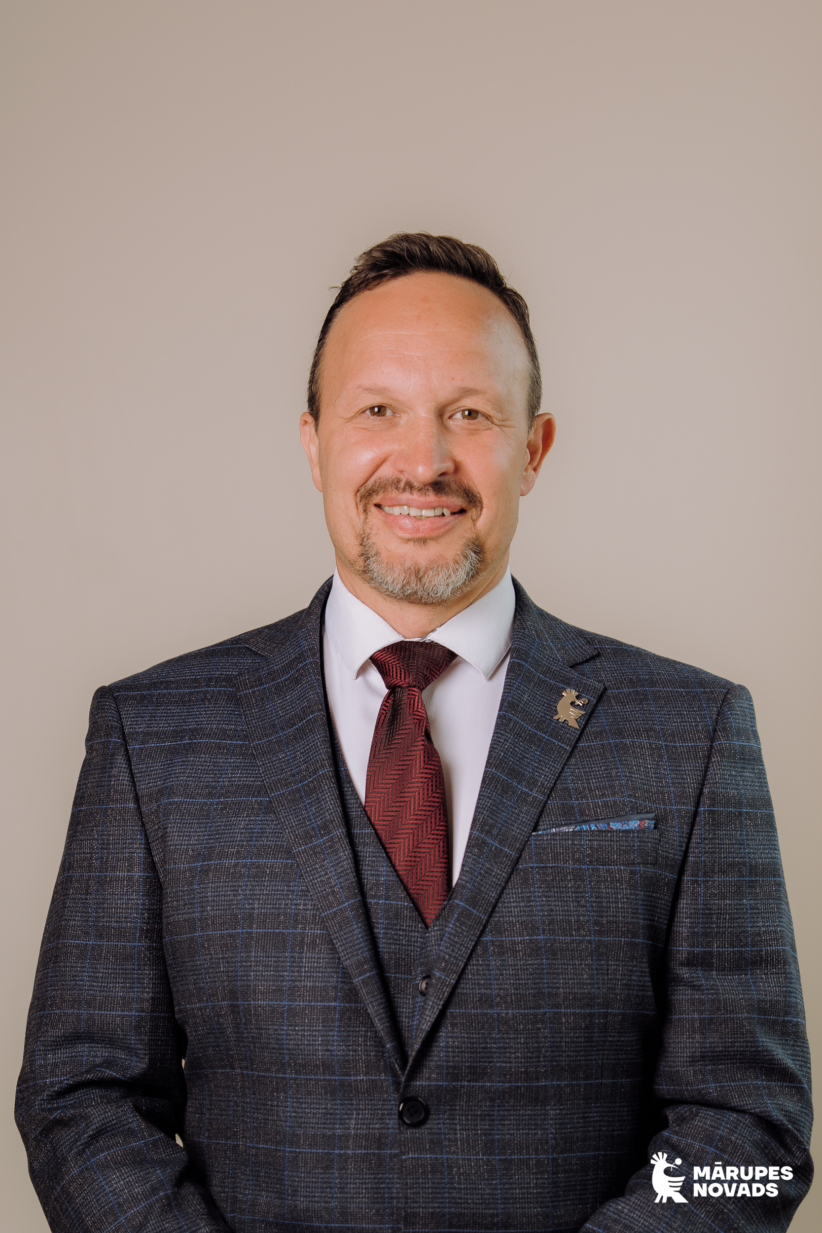 Vīrieša portrets uz gaiša fona