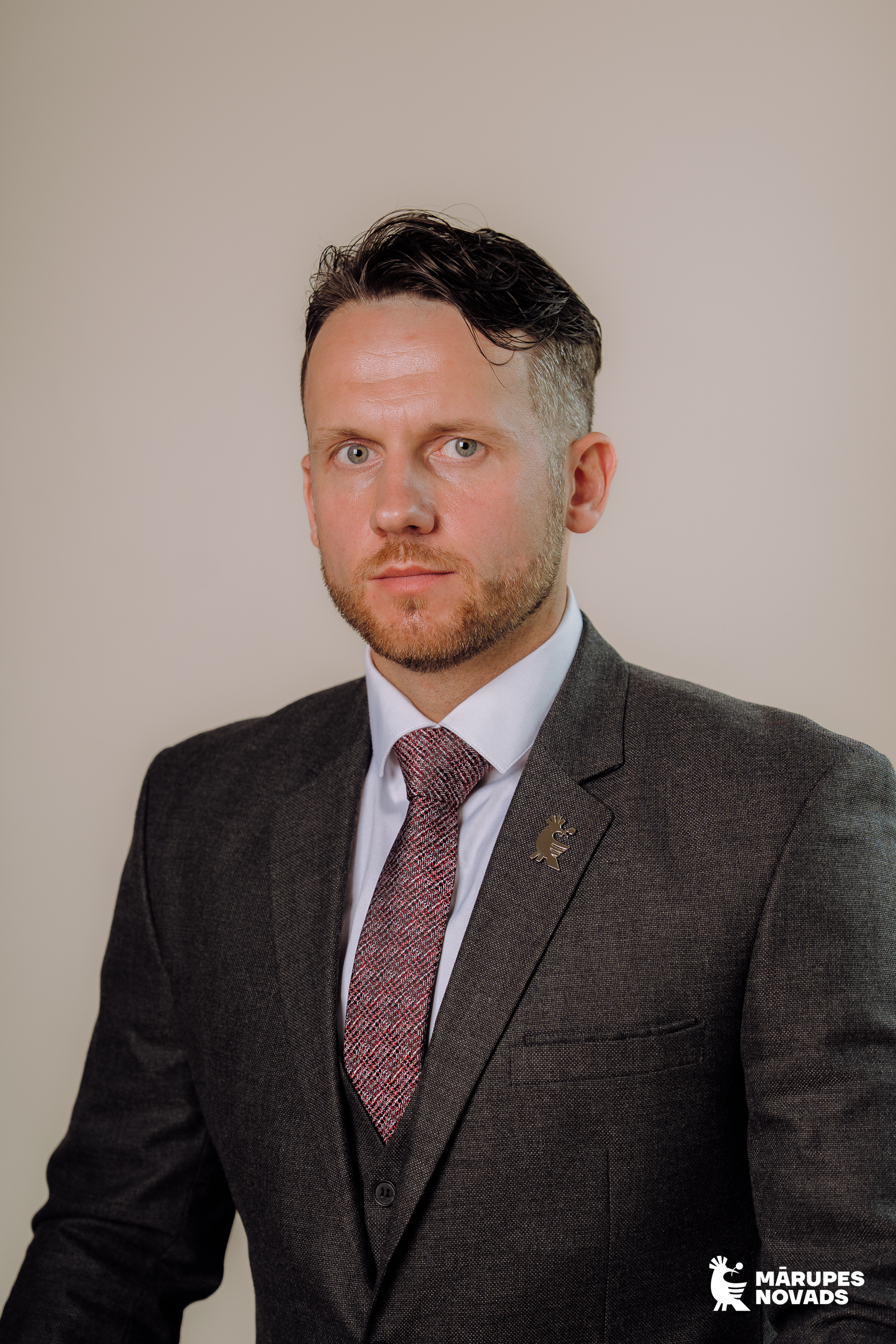 Vīrieša portrets uz gaiša fona