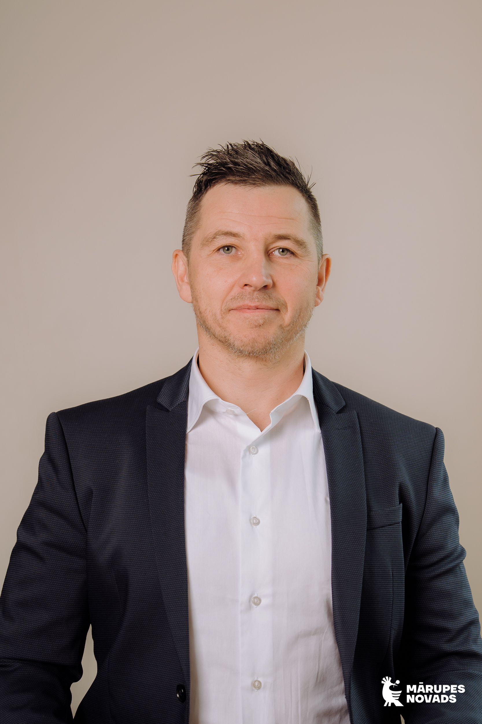 Vīrieša portrets uz gaiša fona