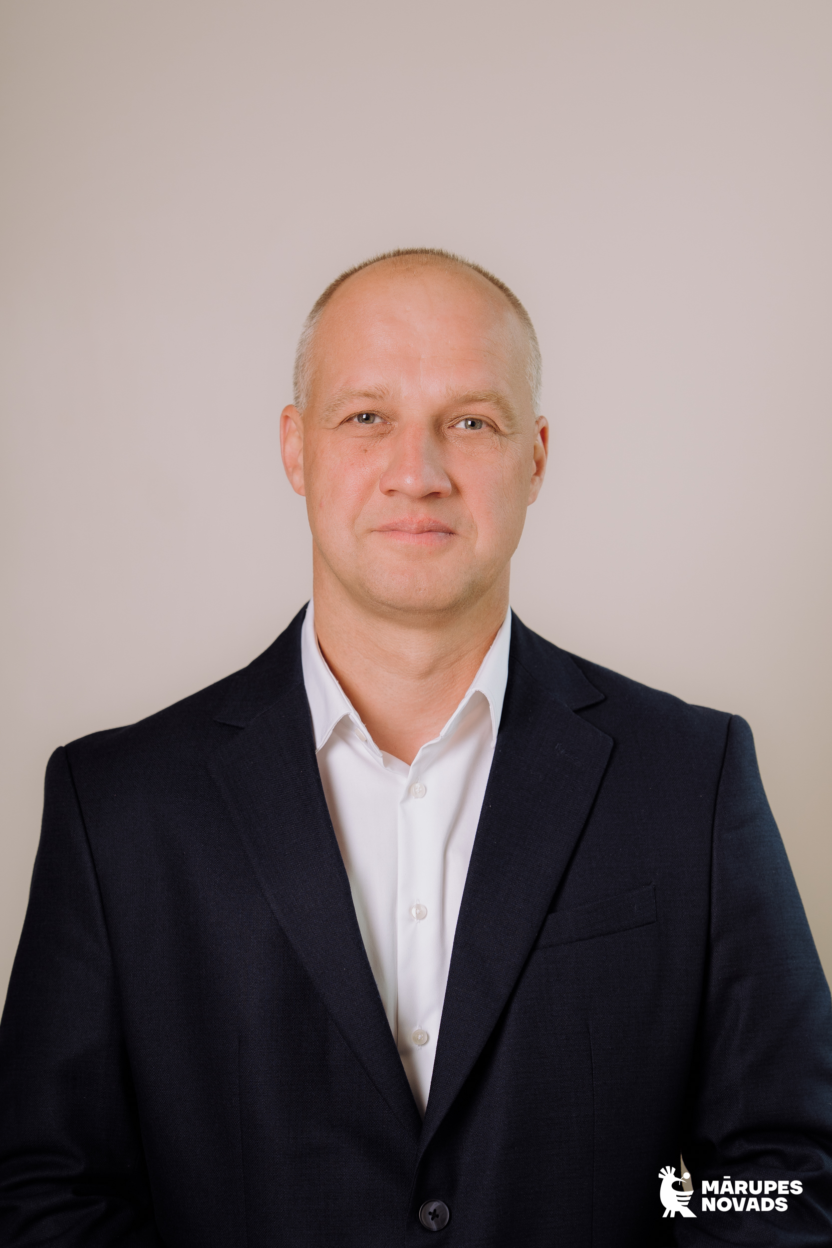 Vīrieša portrets uz gaiša fona