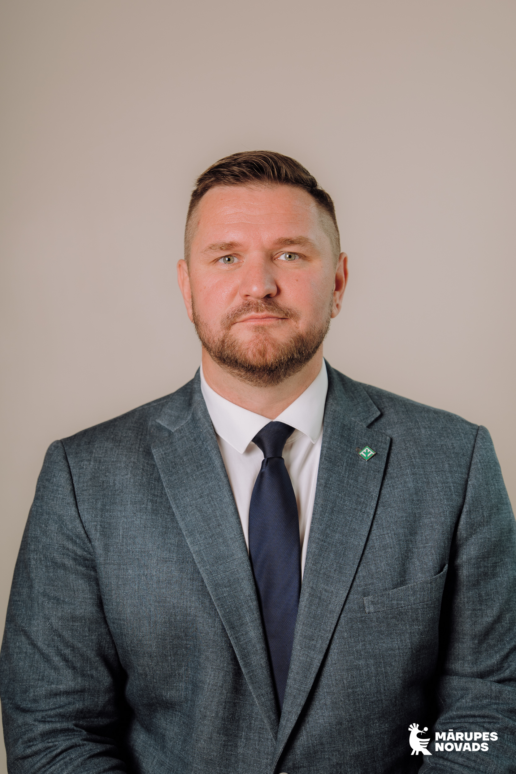 Vīrieša portrets uz gaiša fona