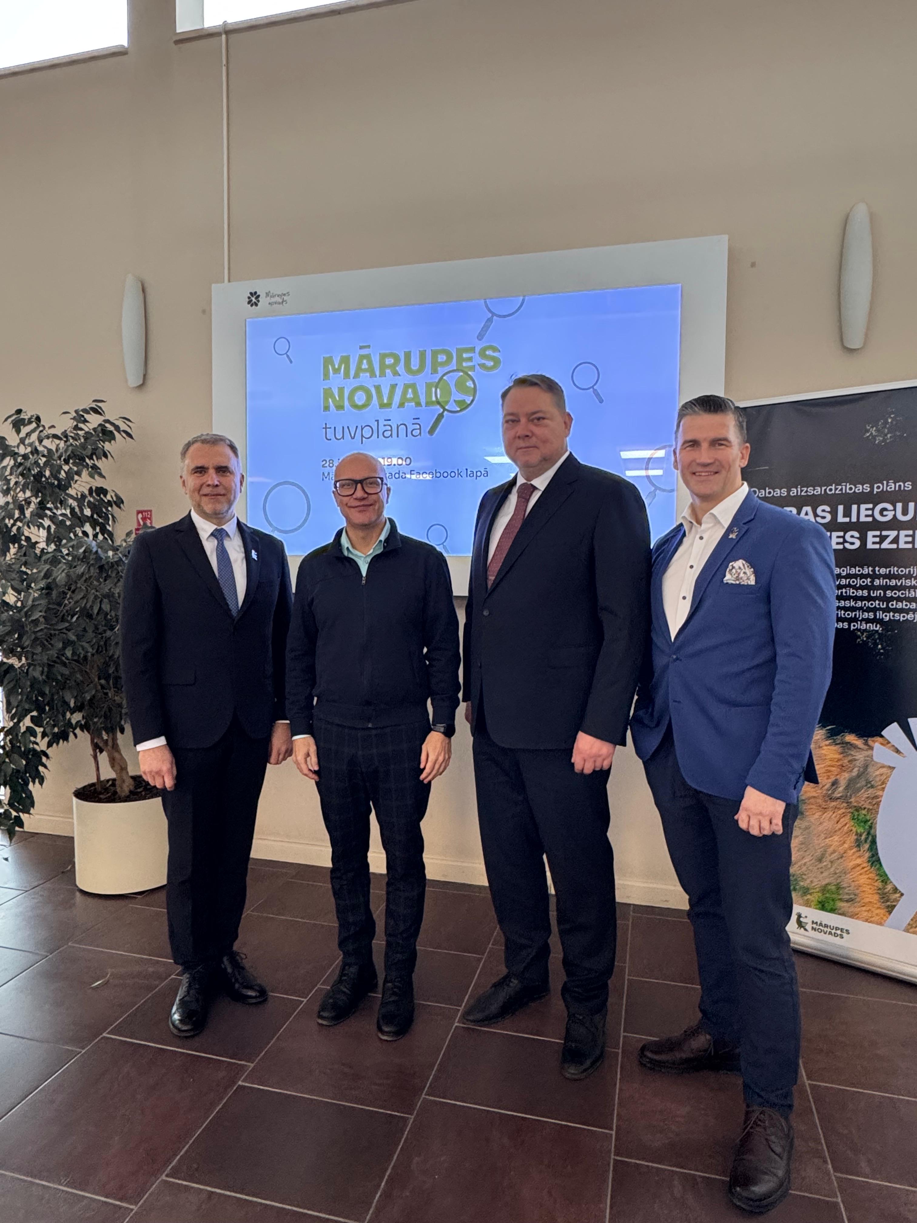 Vīriešu grupas kopbilde