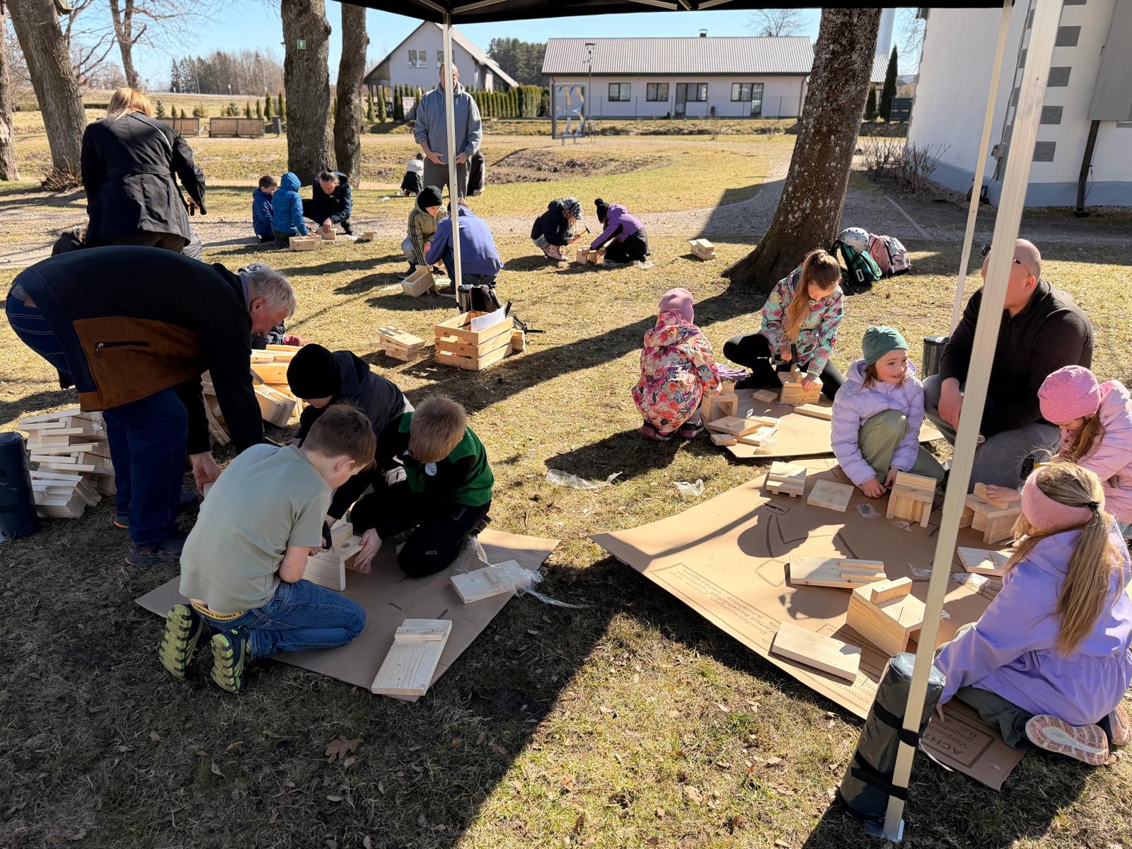 radošā darbnīca bērniem ar būrīšu izgatavošanu
