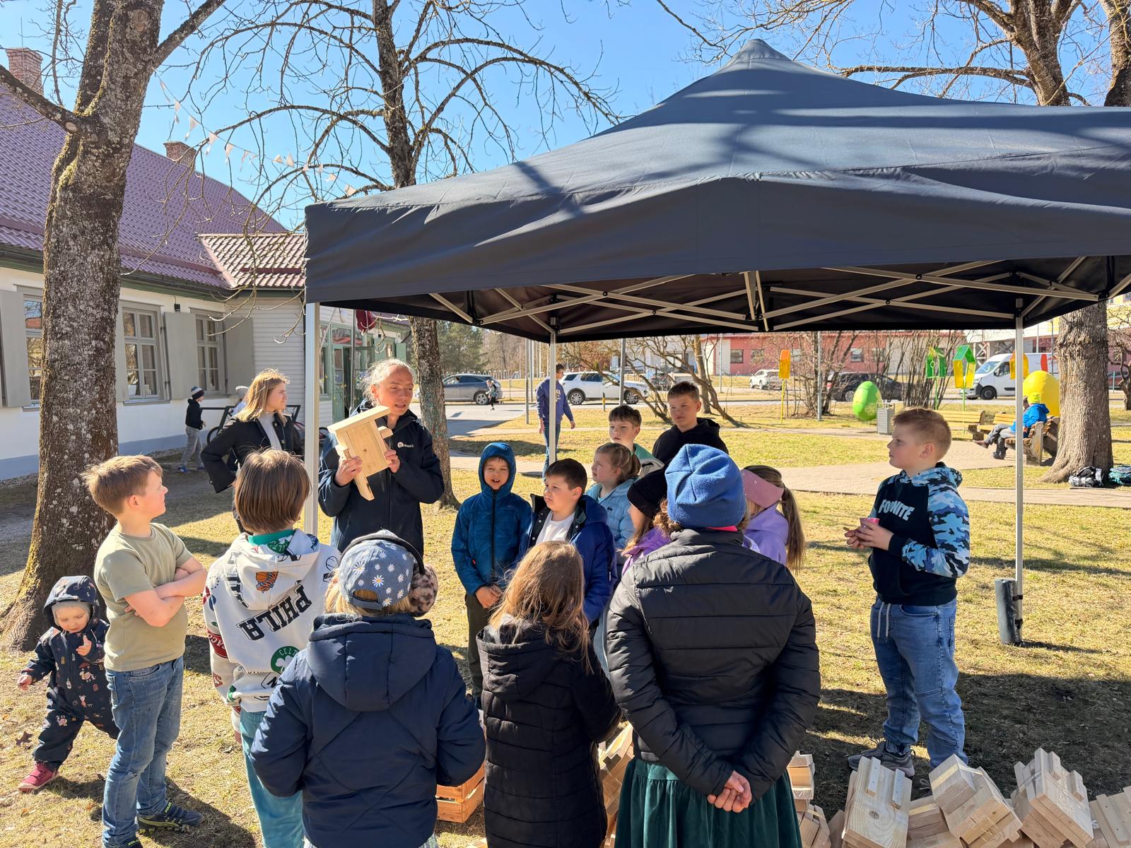 radošā darbnīca bērniem ar būrīšu izgatavošanu