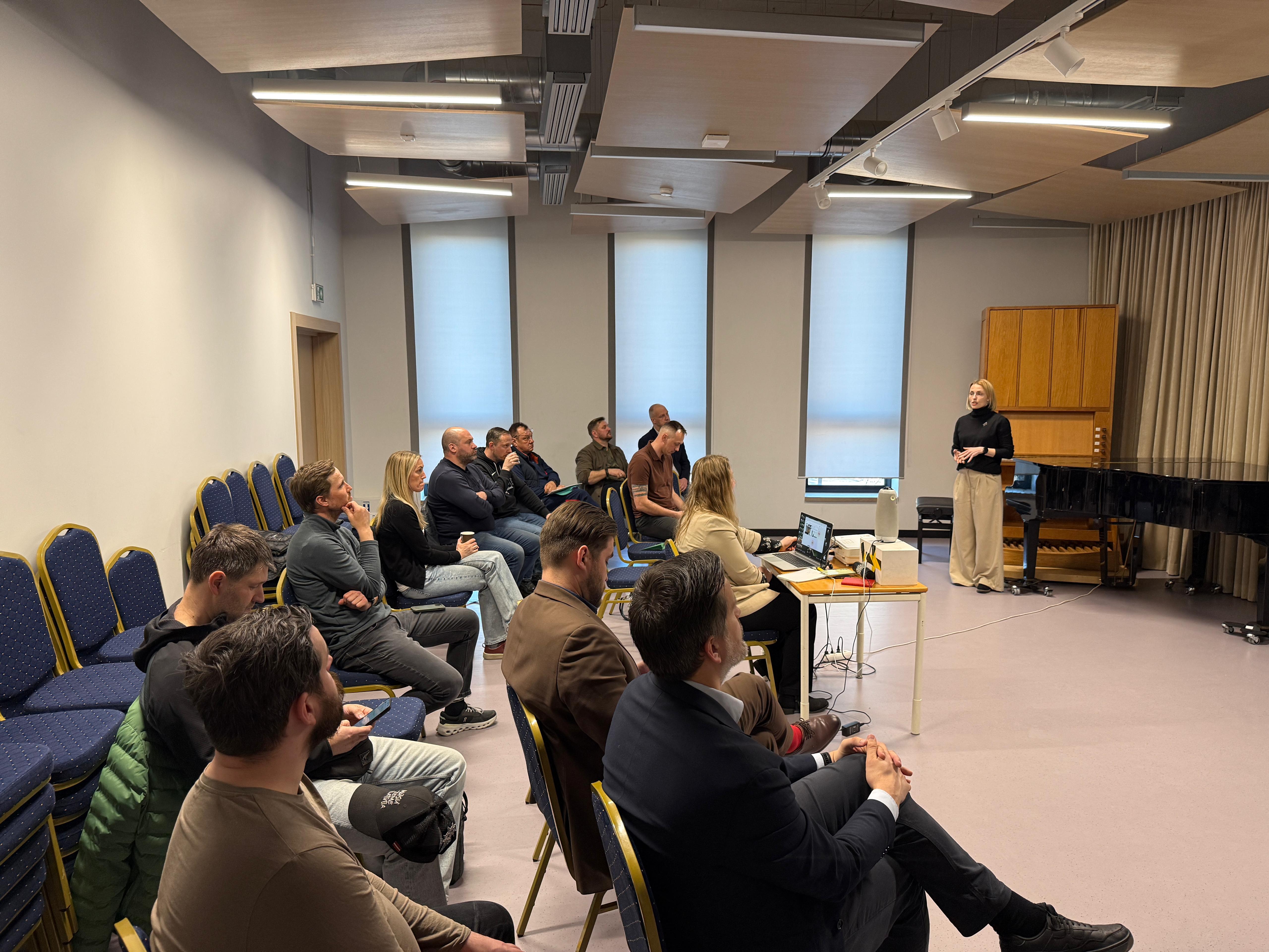 Sapulces dalībnieki sēdē telpā