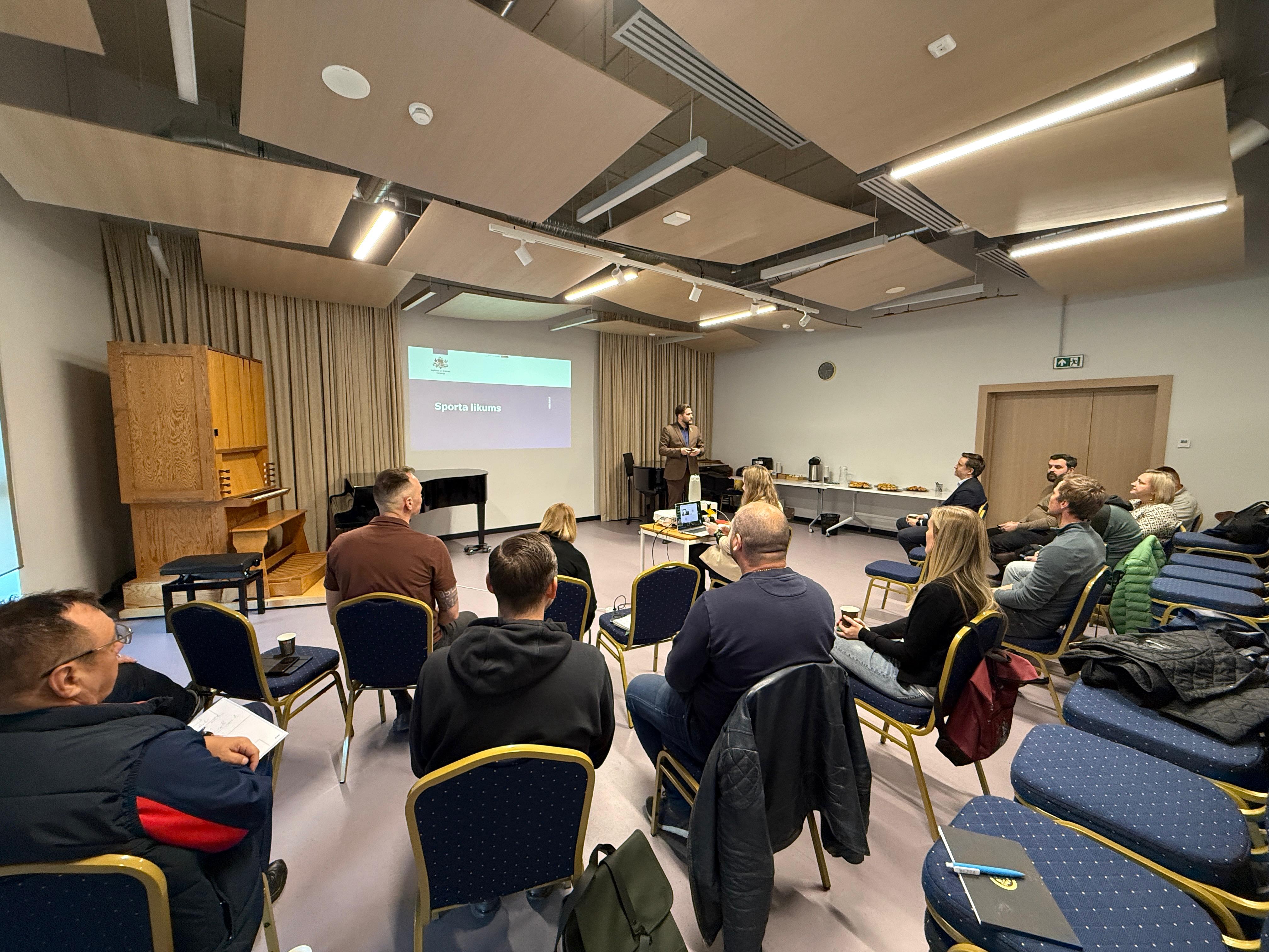 Sapulces dalībnieki sēdē telpā