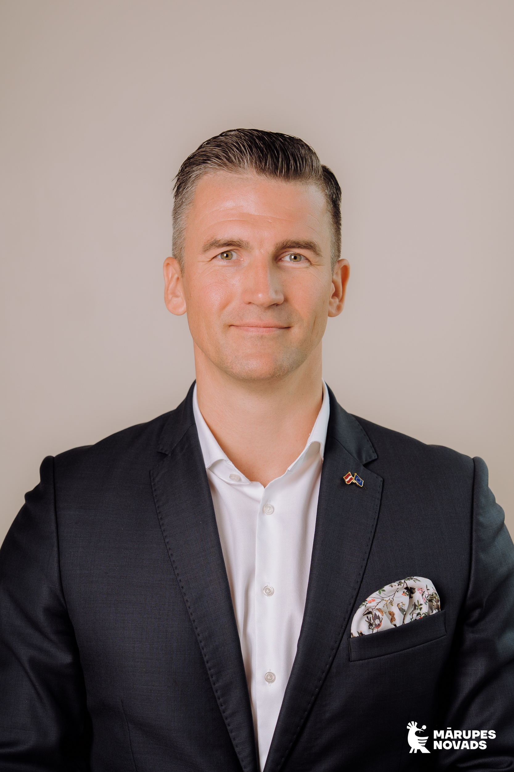 Vīrieša portrets uz gaiša fona