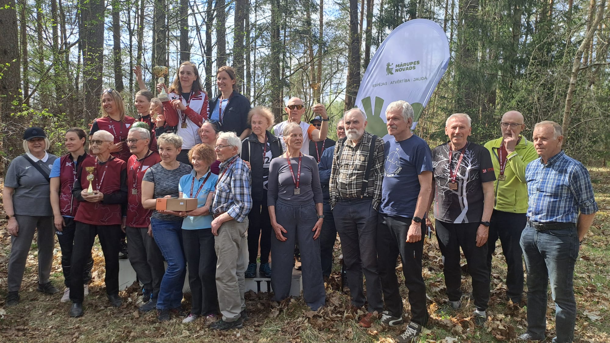 sporta veterānu komandas bilde brīvā dabā