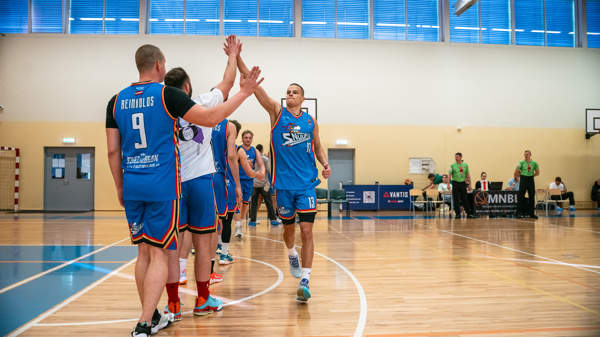 Basketbolisti sporta zālē