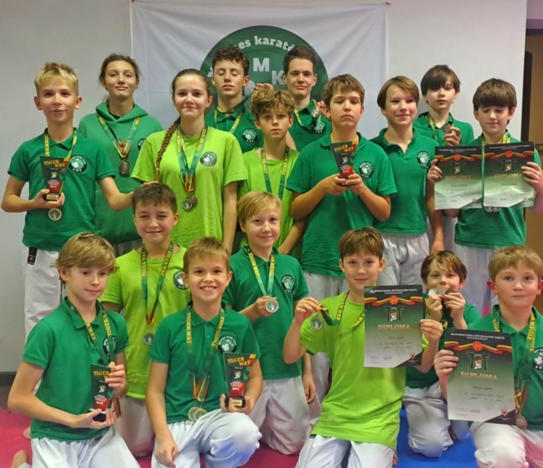 Daudz bērni zaļos kreklos