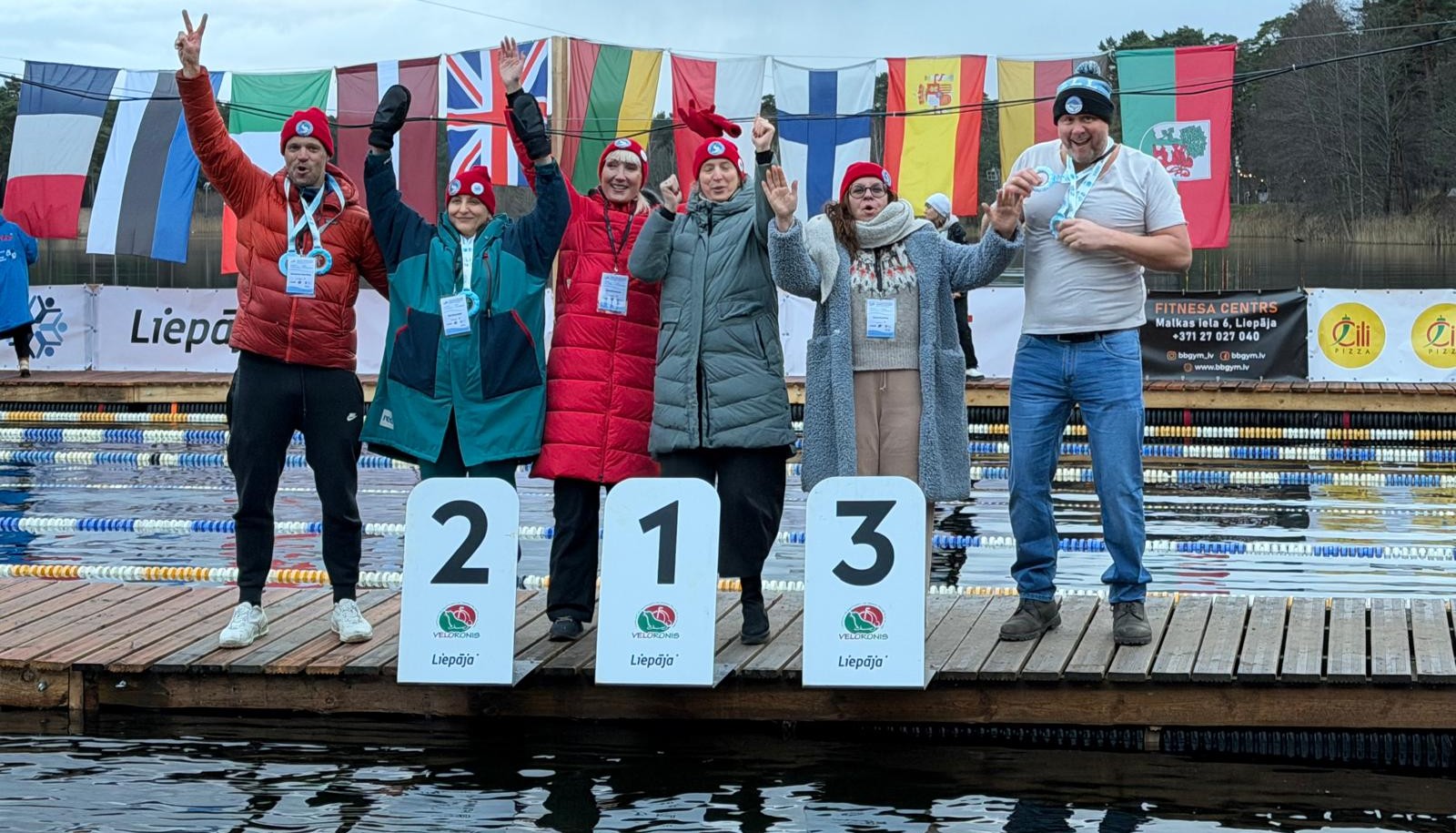 Vairāki cilvēki nostājušies