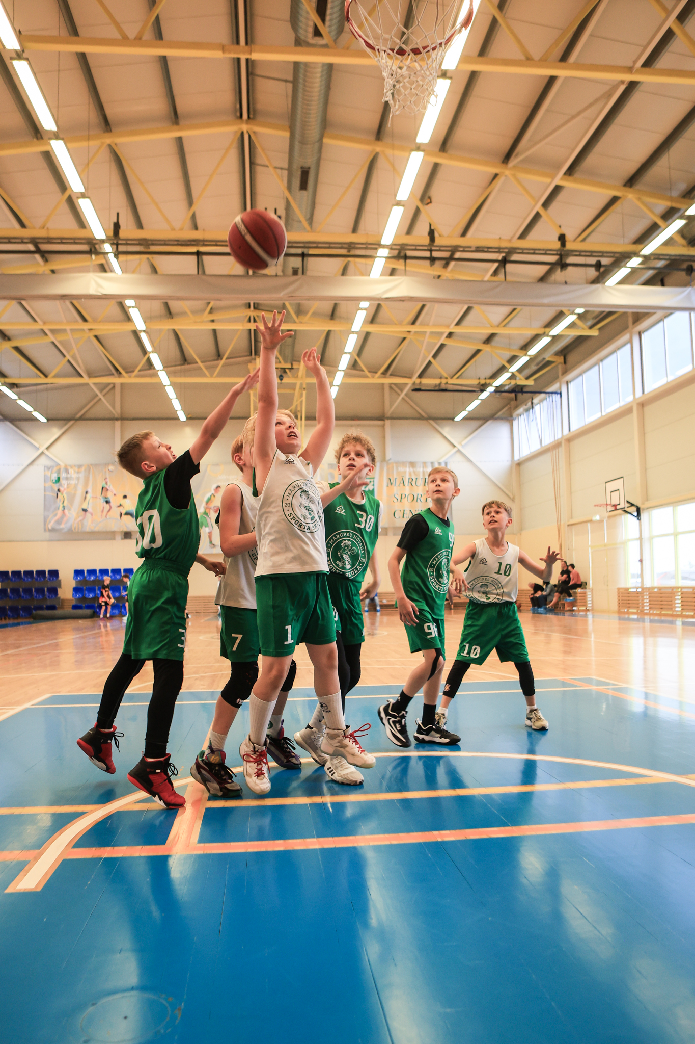 Puiši spēlē basketbolu