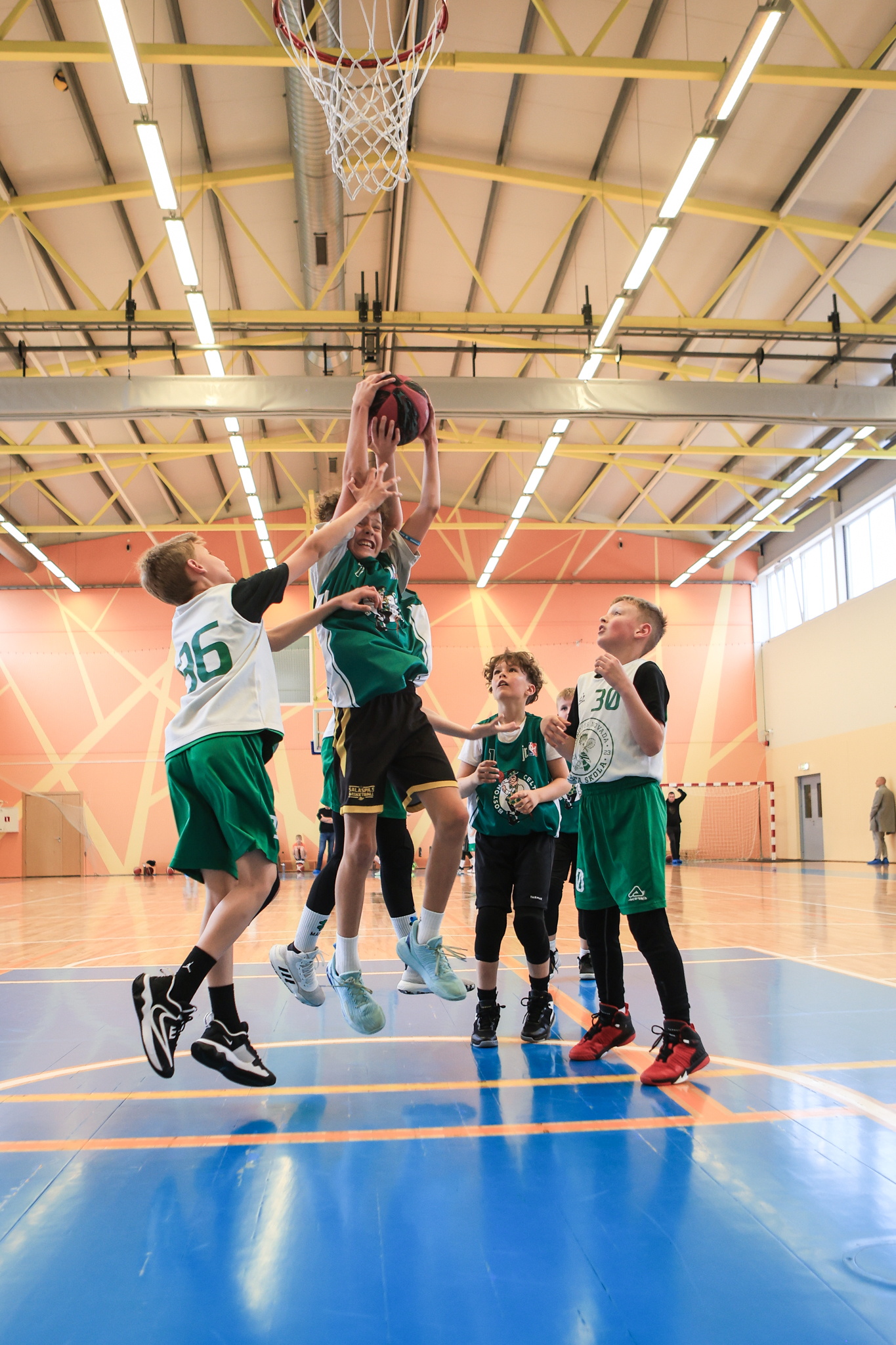 Puiši spēlē basketbolu