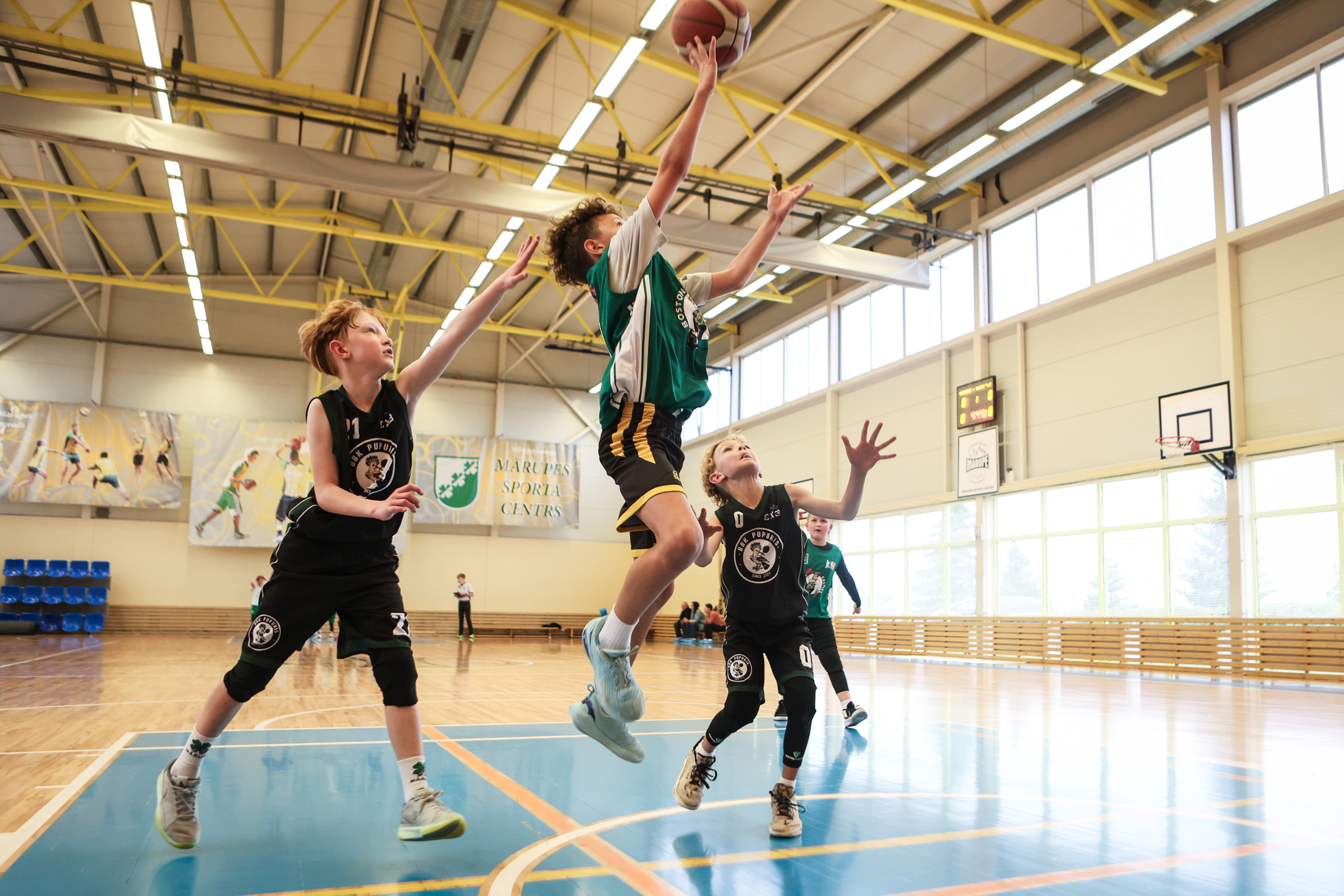 Puiši spēlē basketbolu