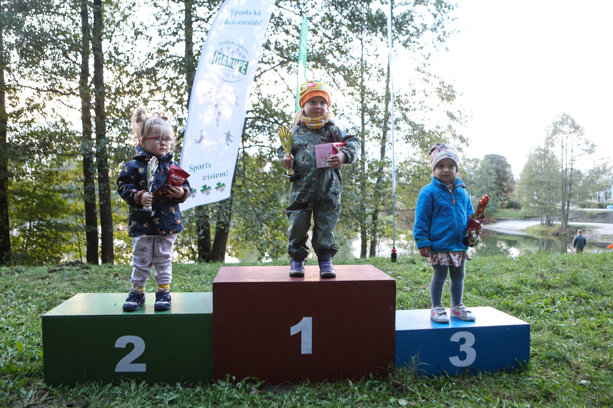 Cilvēki skrien