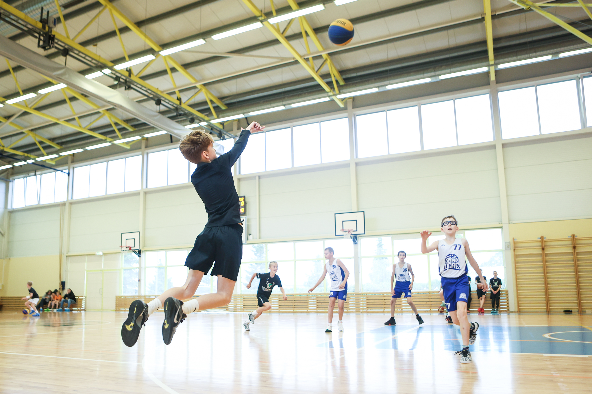 Puiši spēlē basketbolu