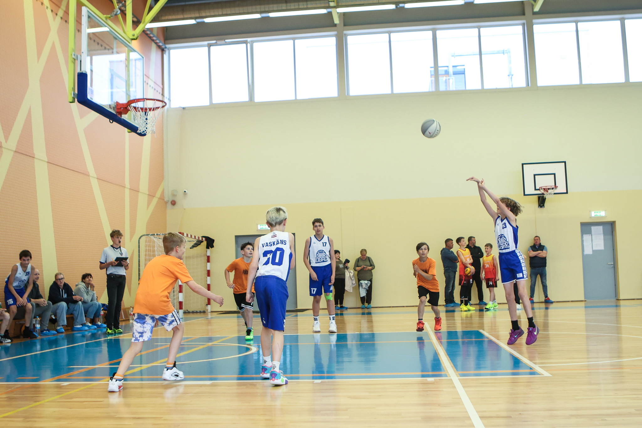 Puiši spēlē basketbolu