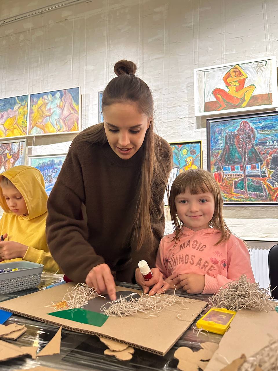 Maza meitene ar gleznu