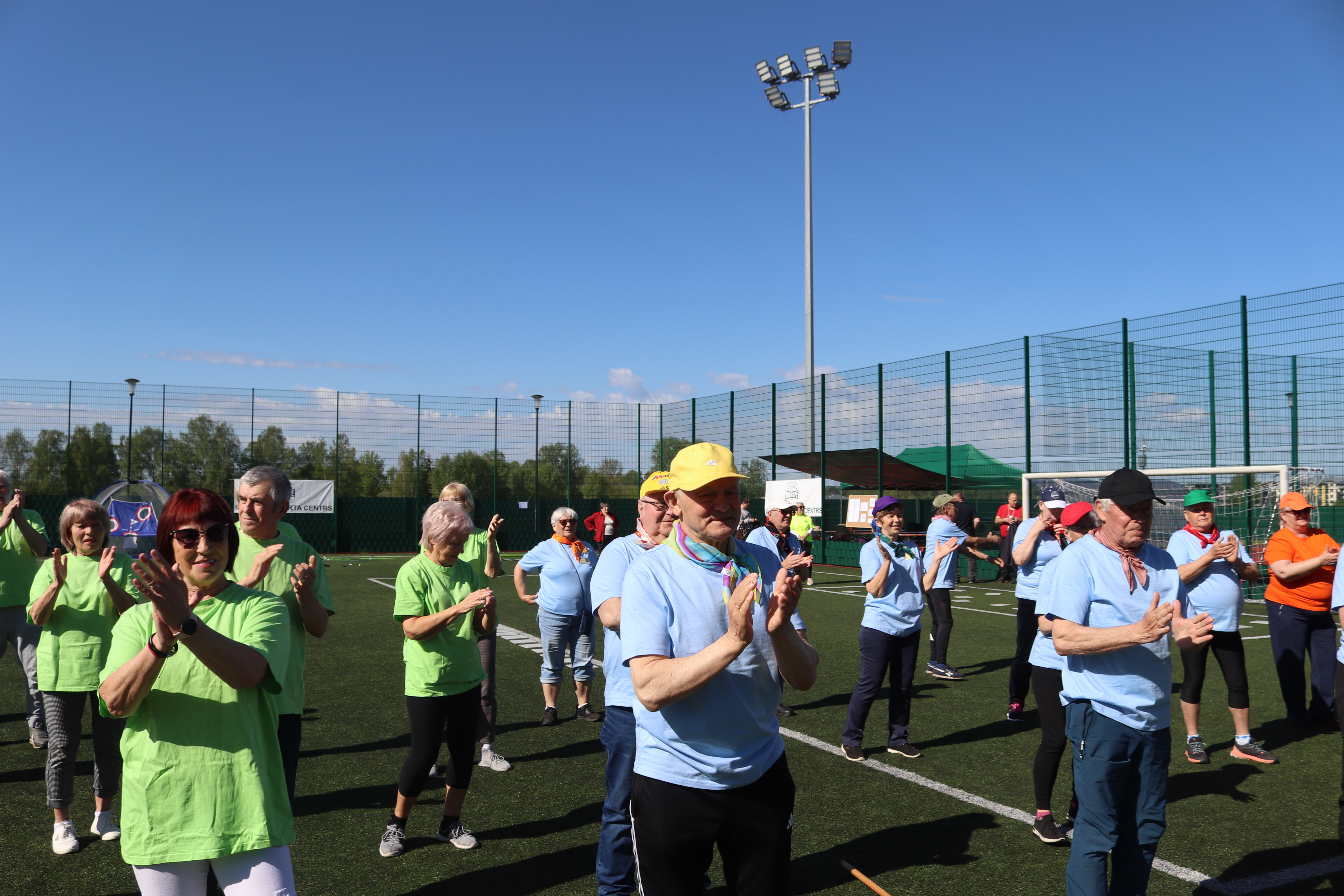Daudz senioru vingro futbola laukumā