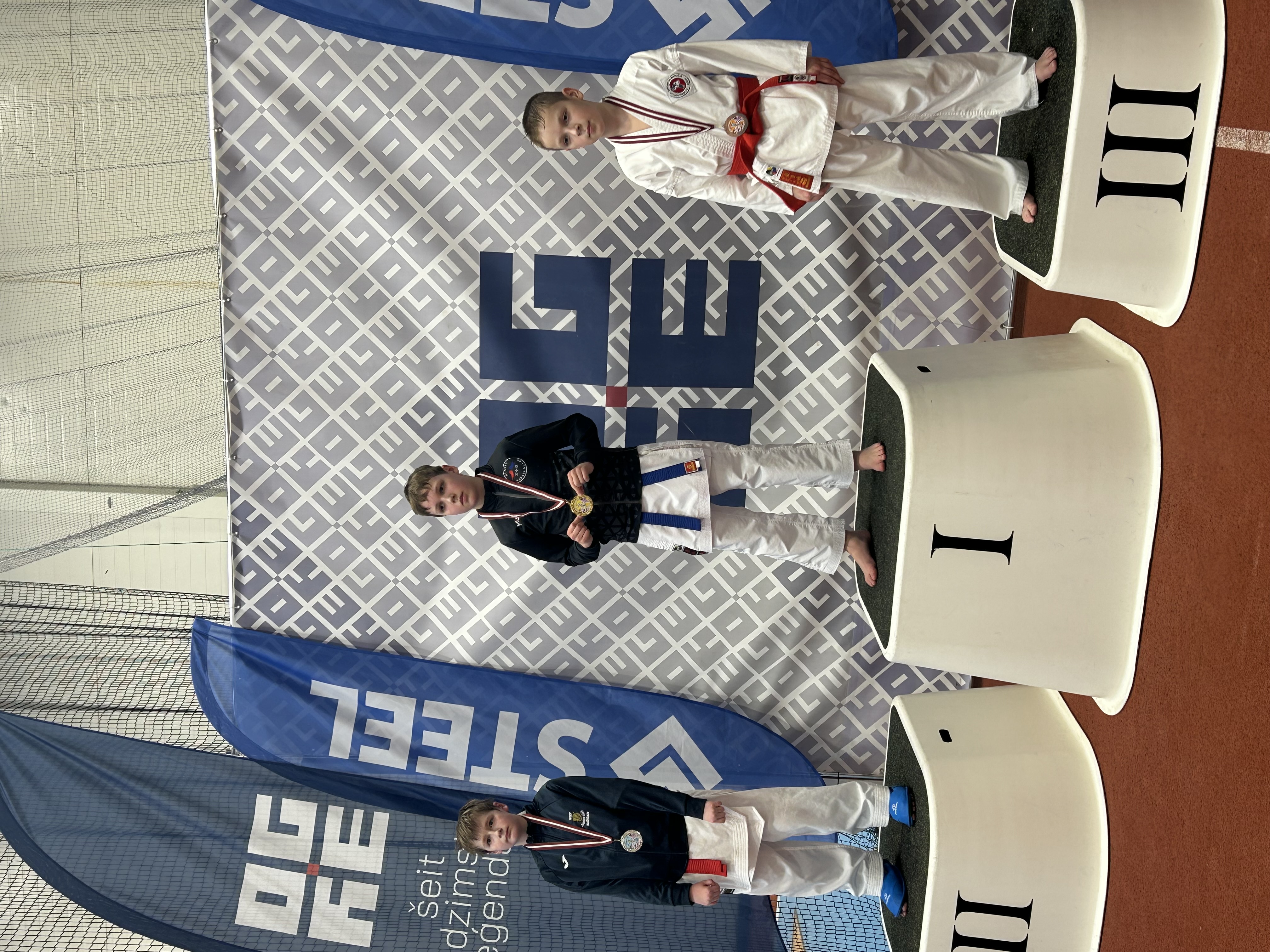 Trīs vīrieši uz pjedestāla