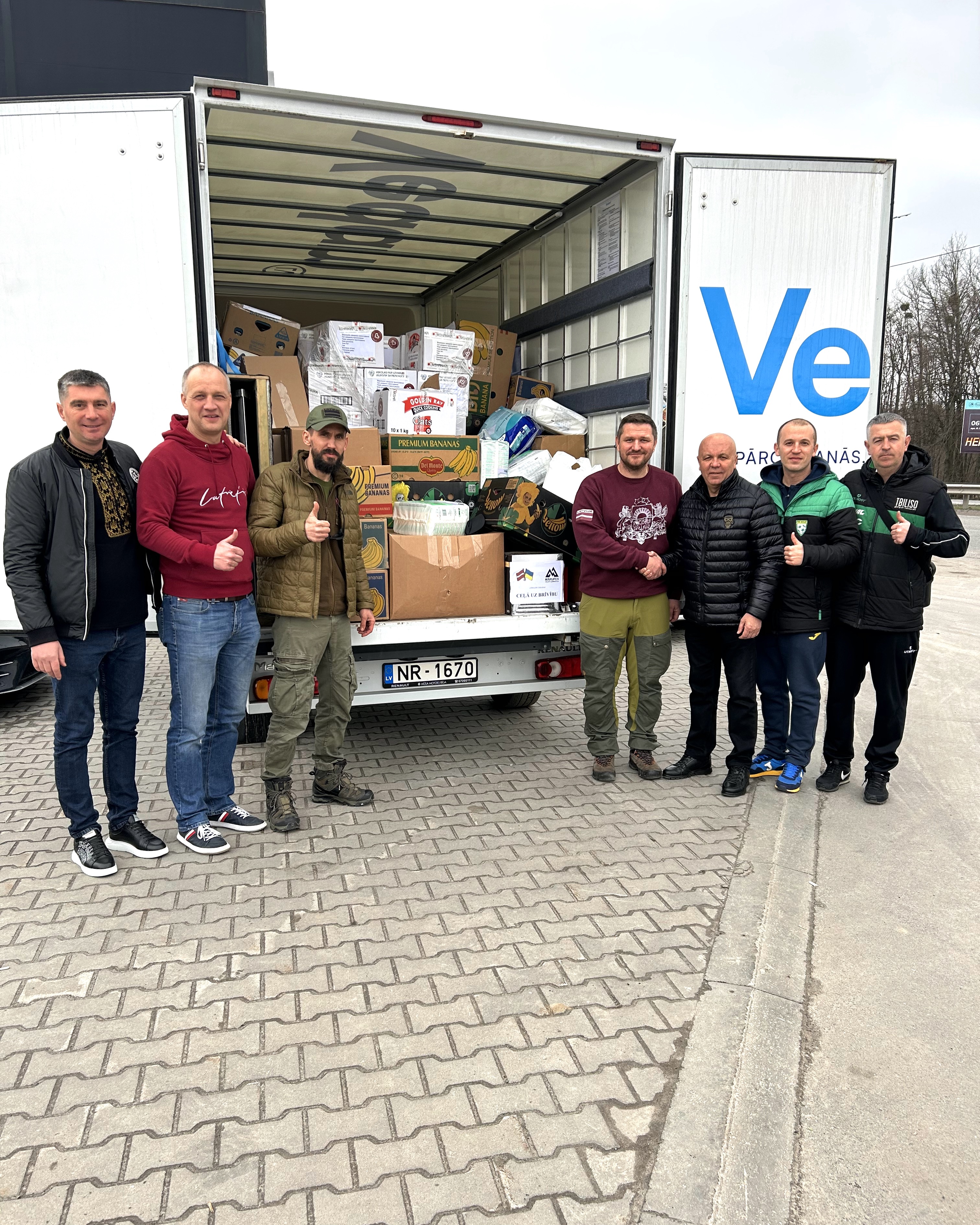 Mārupes novada pārstāvji un labdarības organizācijas pārstāvji pie kravas busiņa