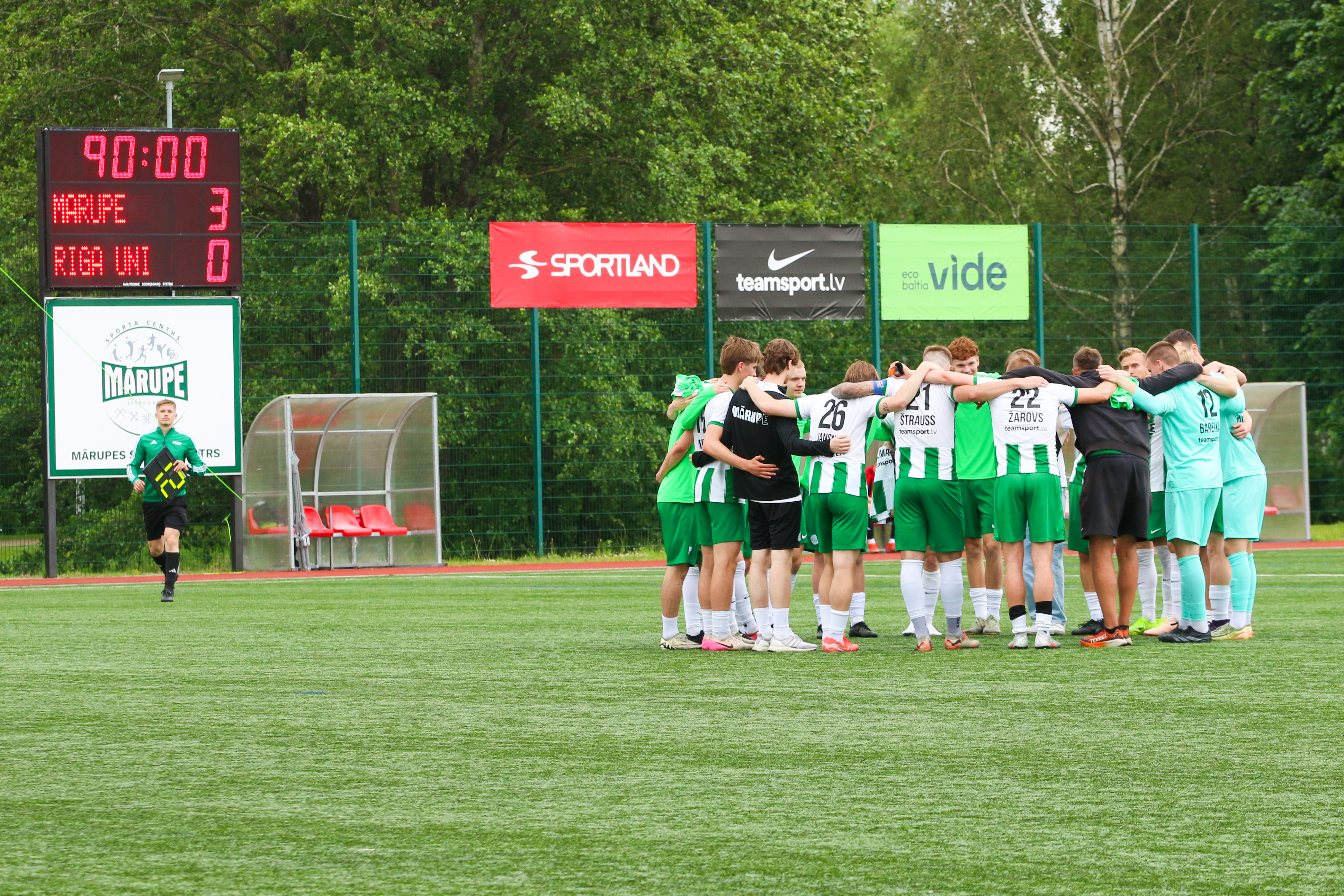 futbolisti apkampušies 