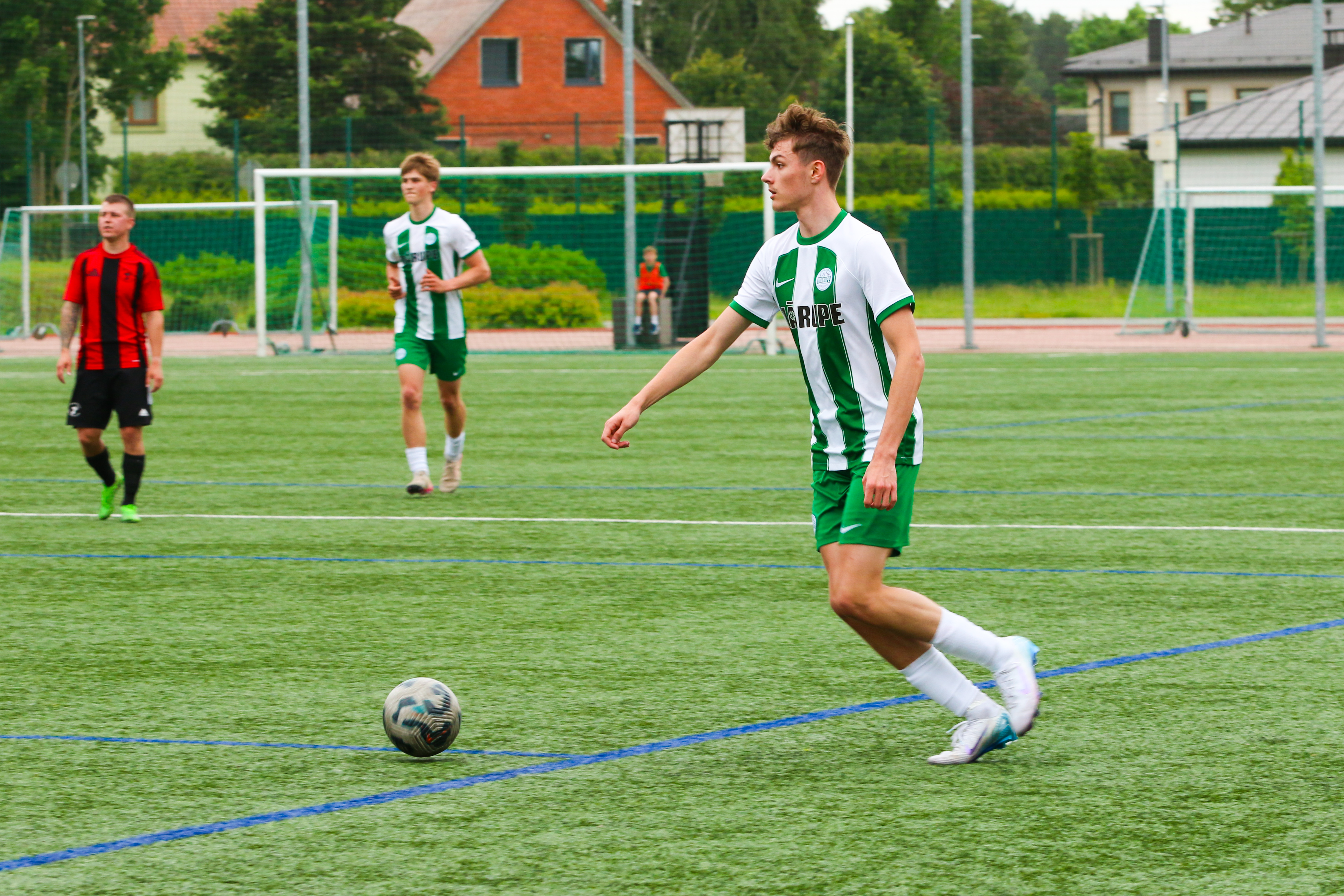 futbolists uz zālāja
