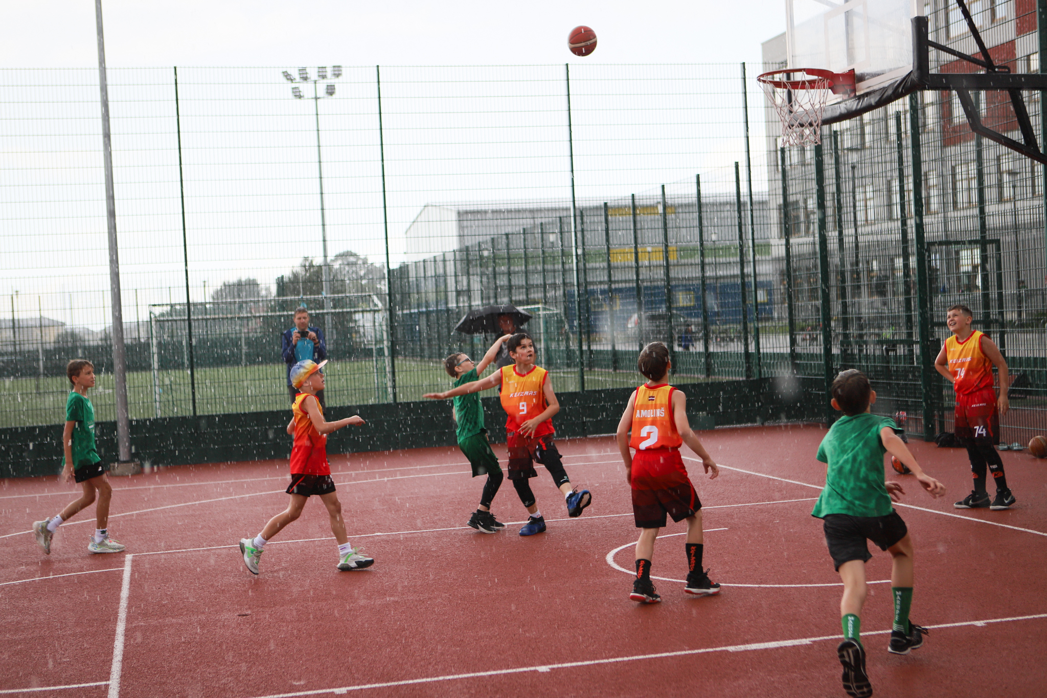 Basketbolisti āra laukumā