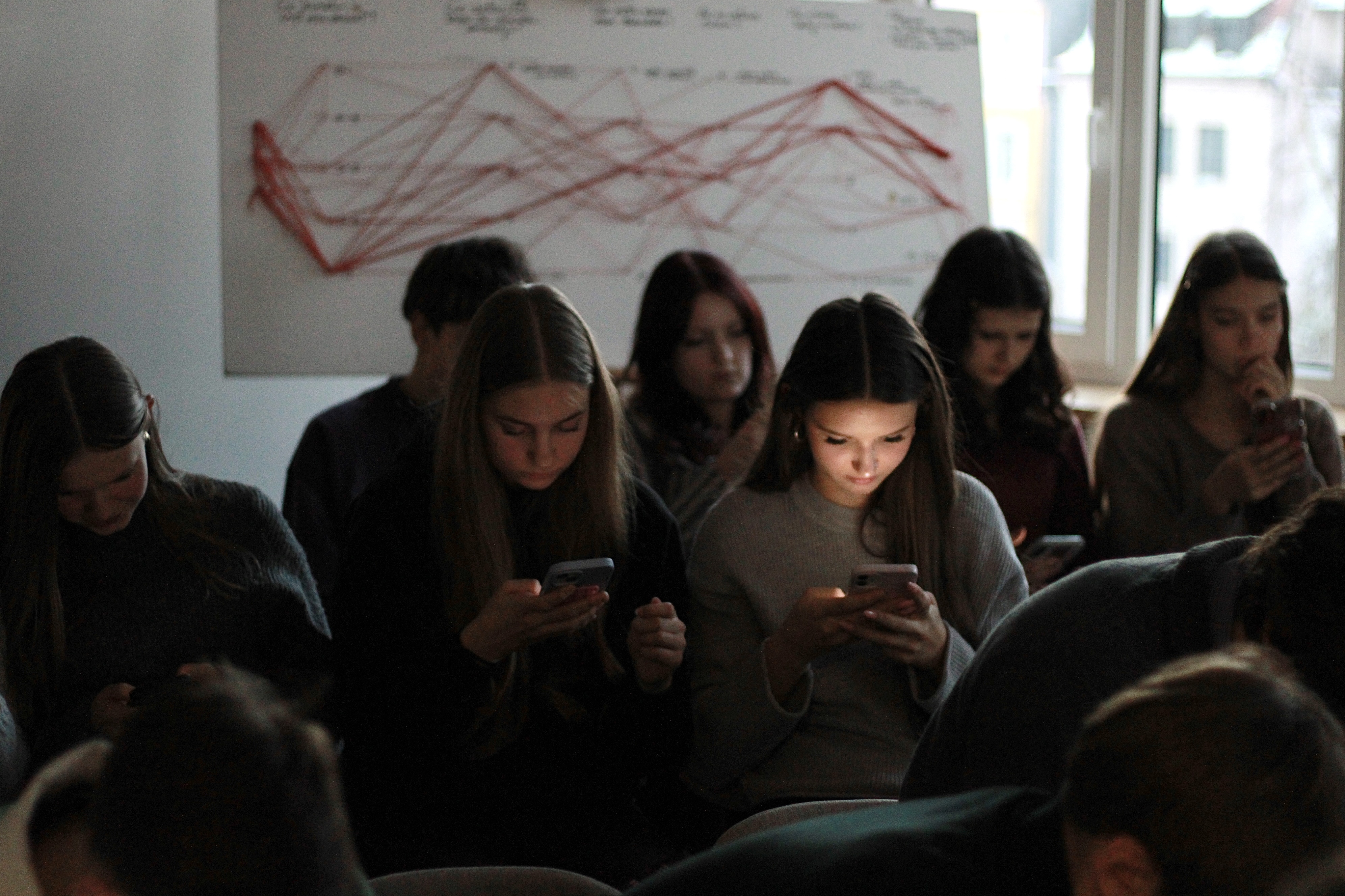 Cilvēki skatās telefonu ekrānos