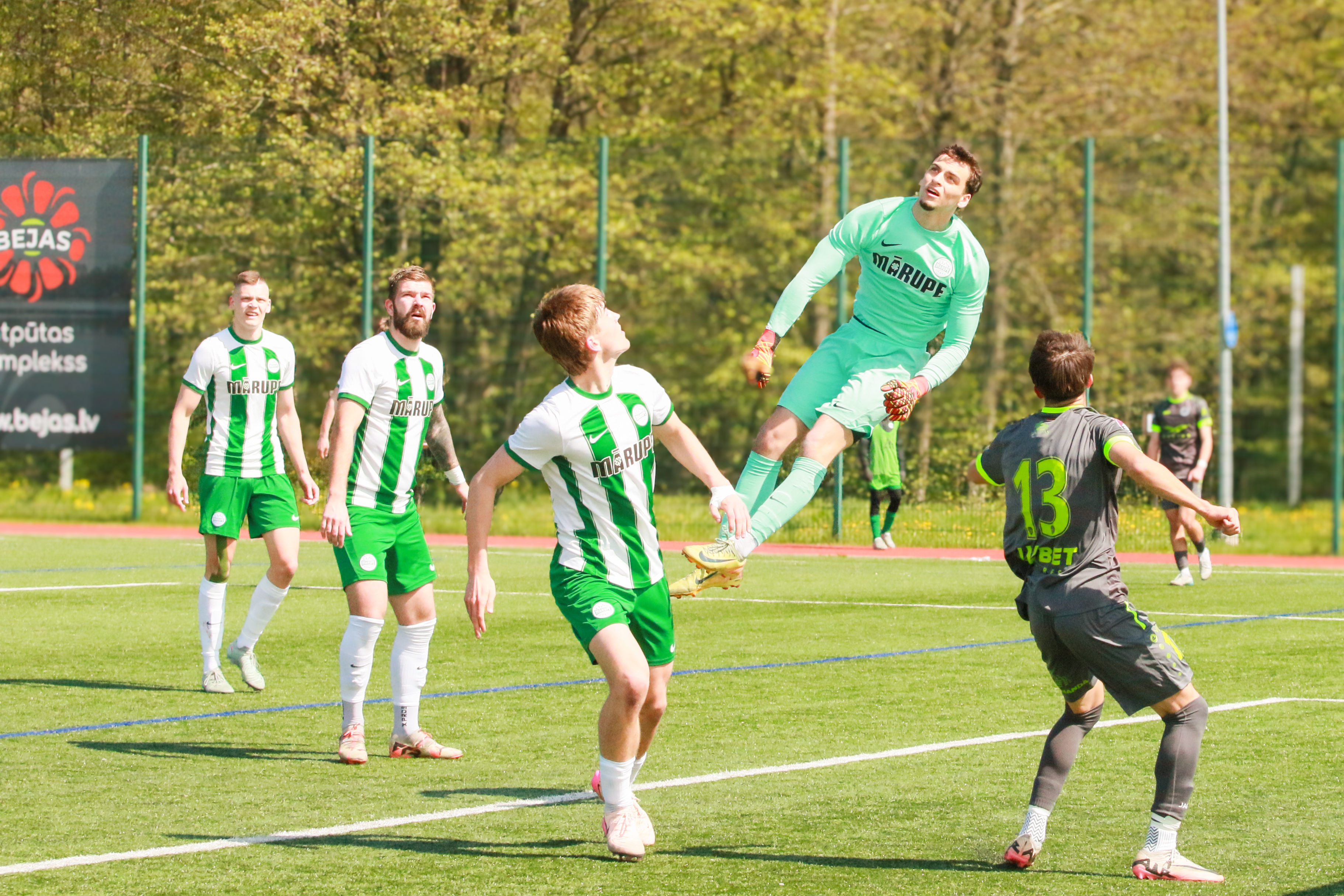 Futbolisti zāliena