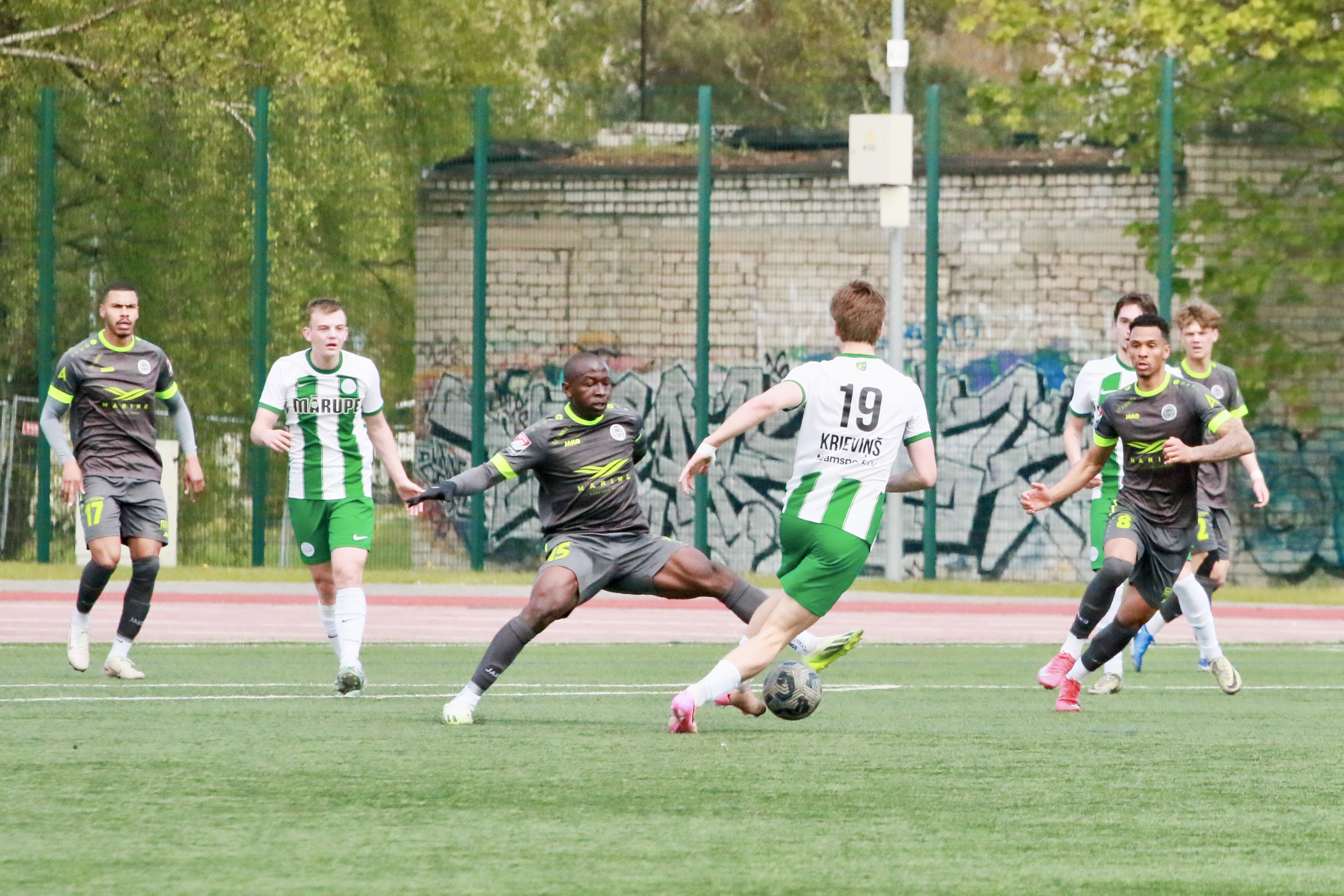 Futbolist uz zāliena