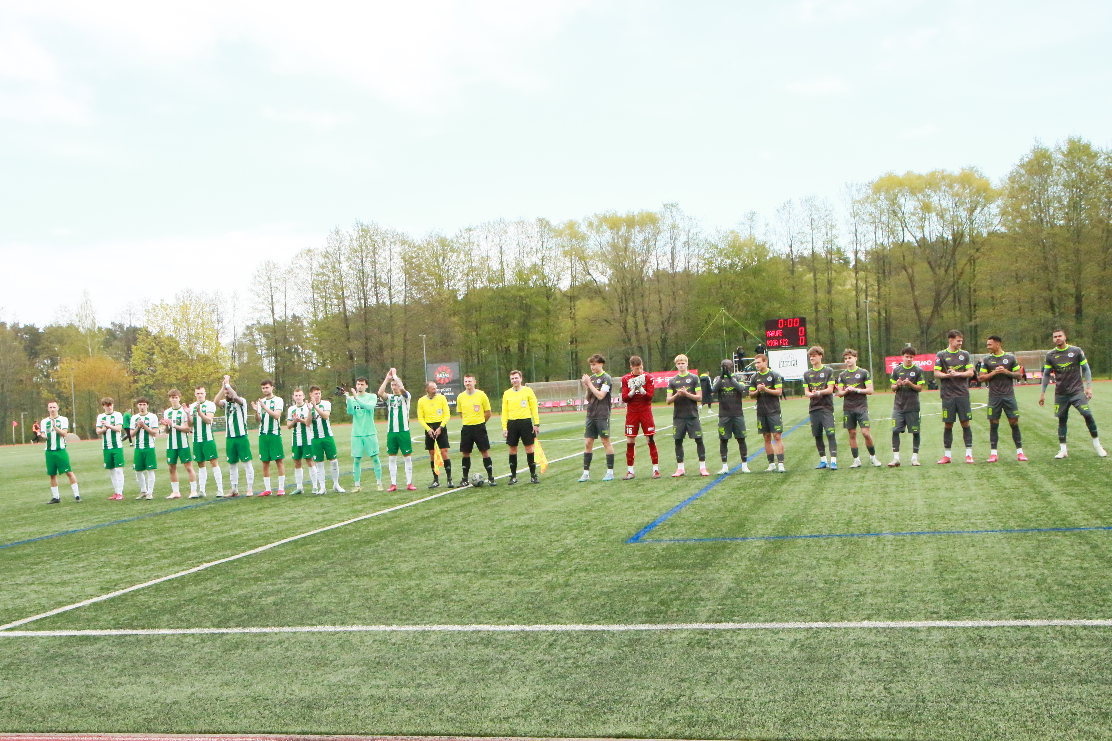 Futbolist uz zāliena