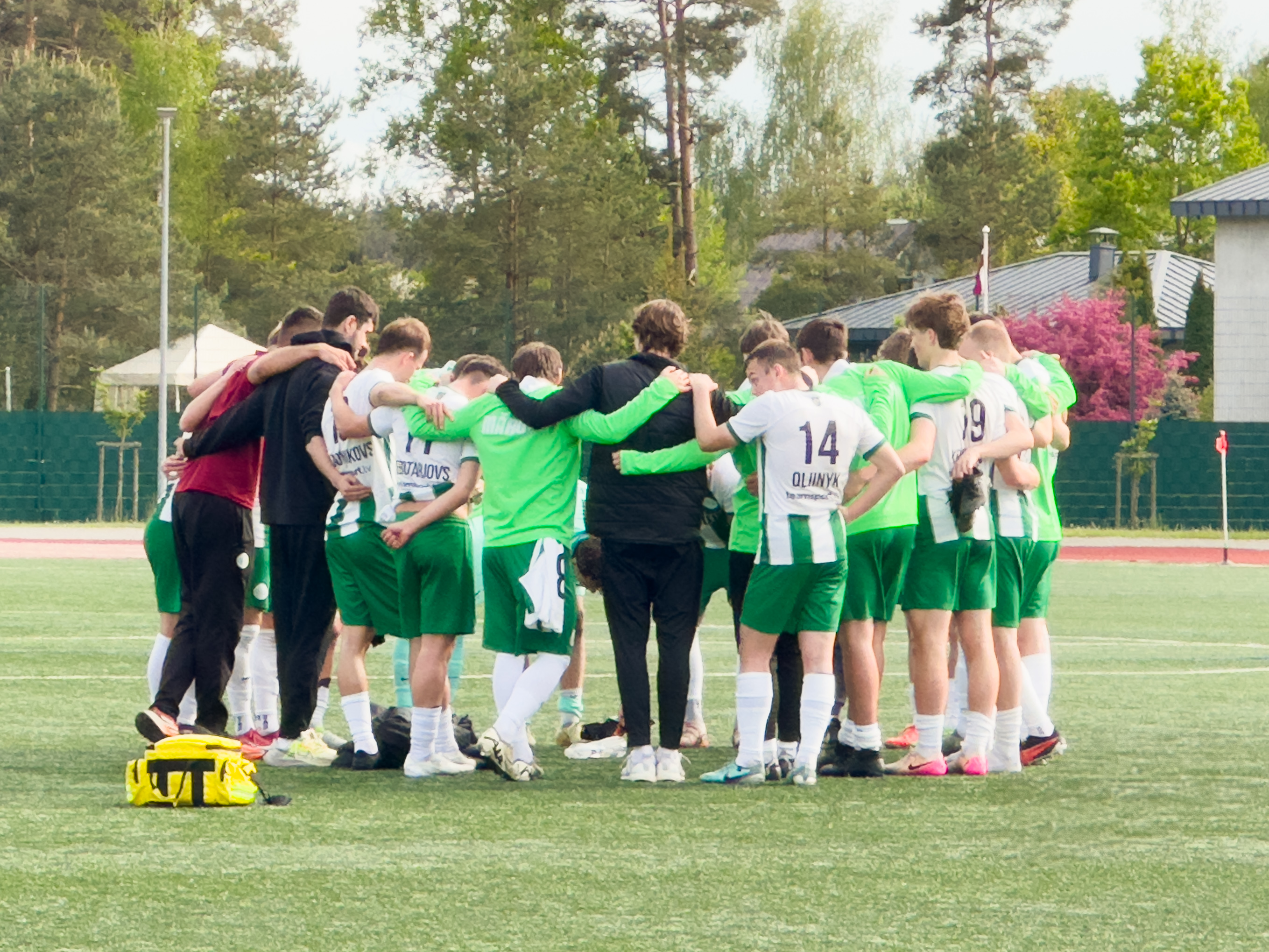 Futbola spēlētāji uz zaļa zāliena