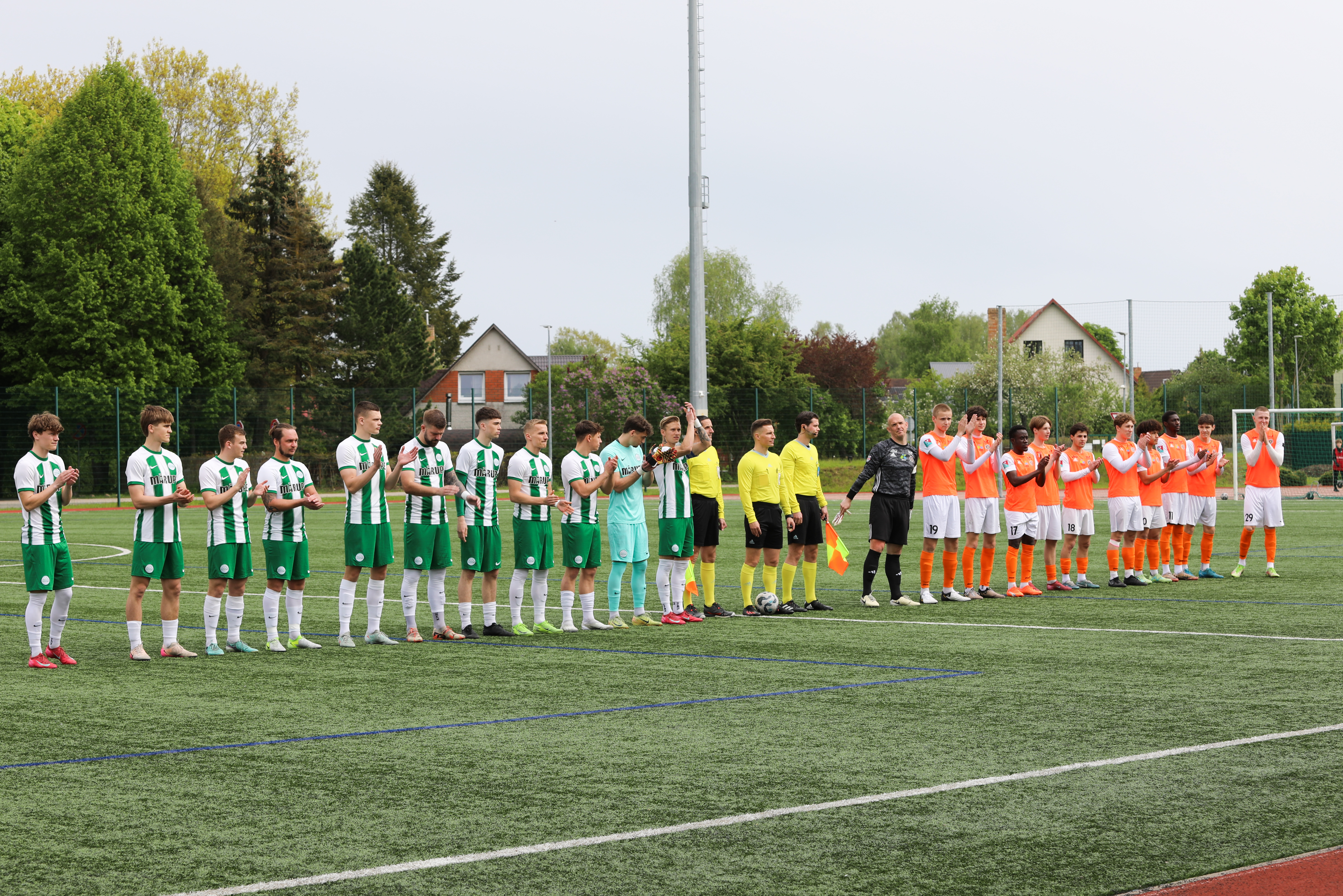 Futbola spēlētāji uz zaļa zāliena