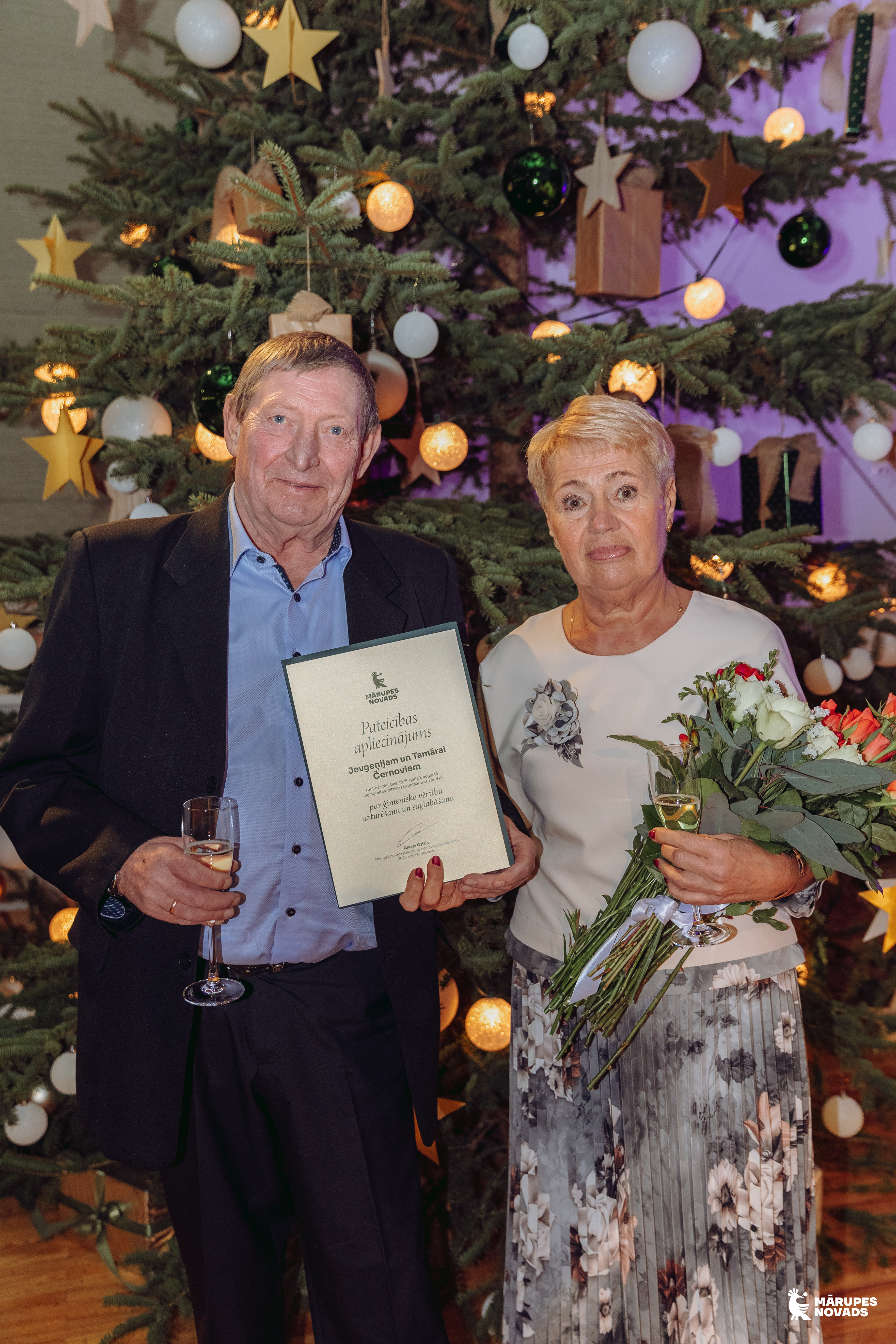 pāris pie egles telpā