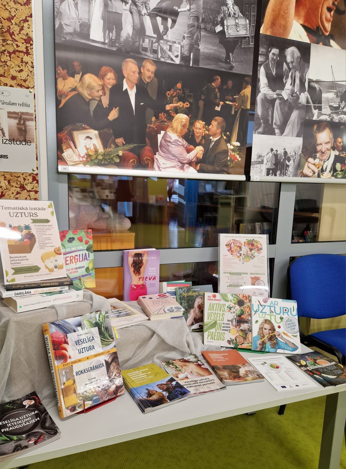 krāsainu bukletu un grāmatu izstāde plauktos