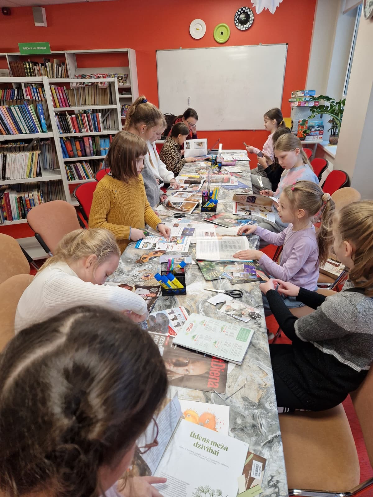 radošā darbnīca gaišā telpā