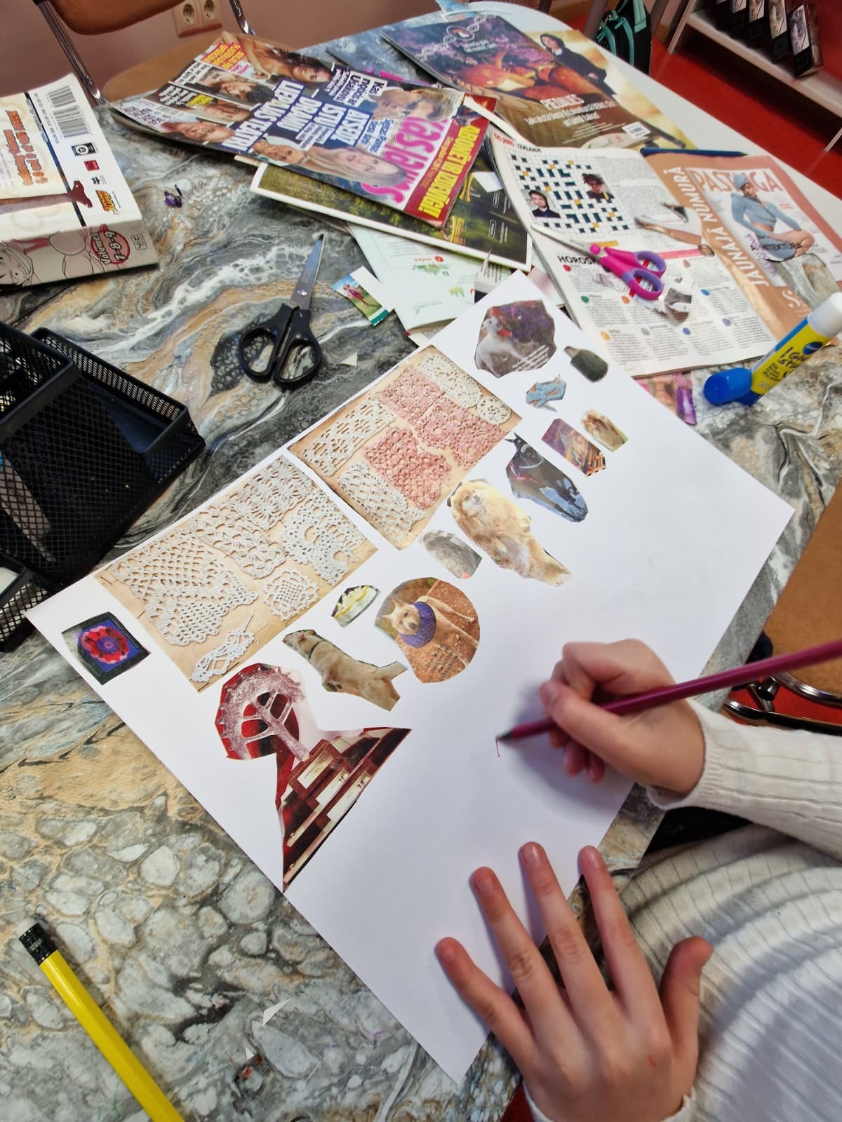 radošā darbnīca gaišā telpā