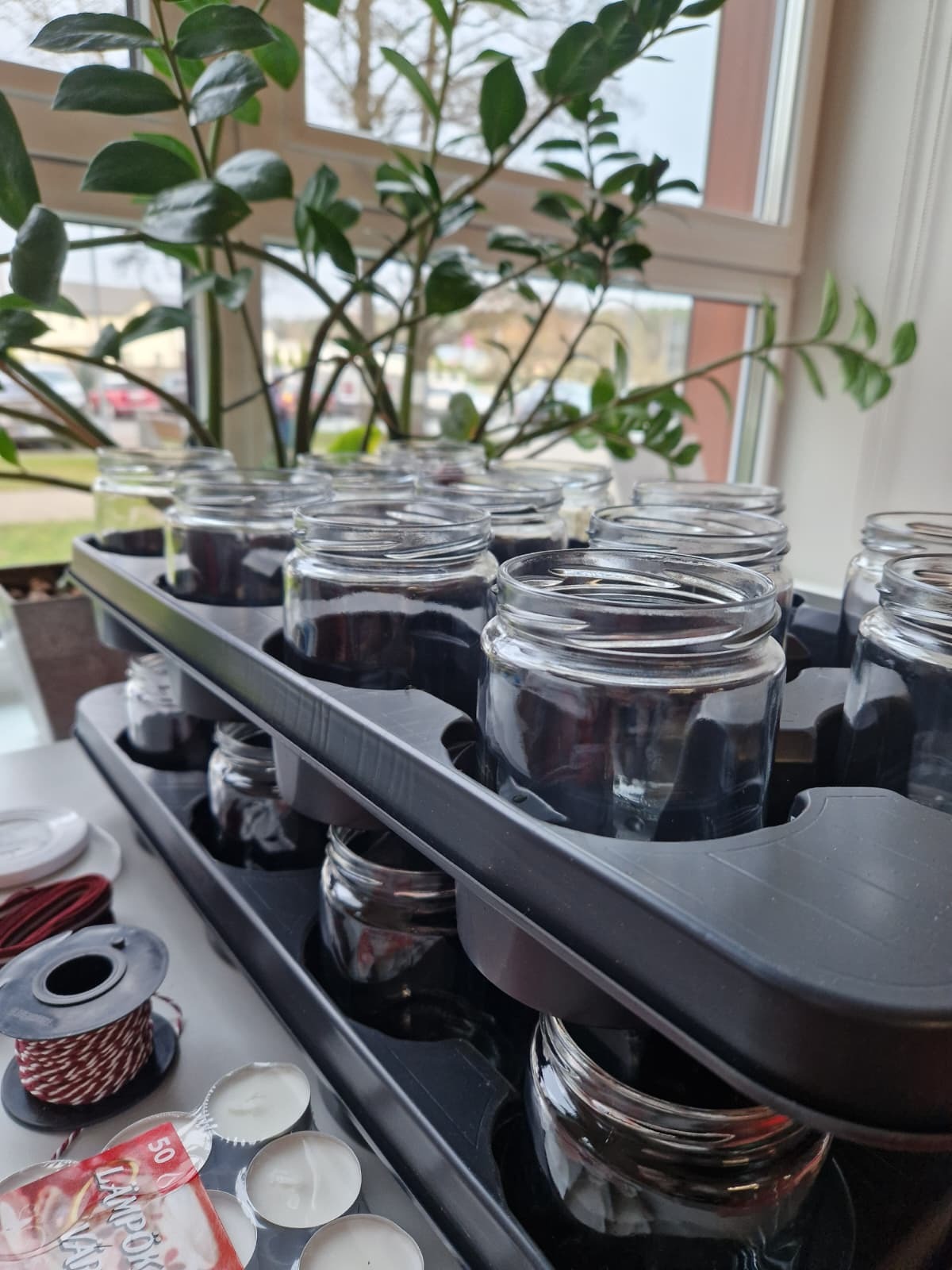 Radošās nodarbības galds ar traukiem